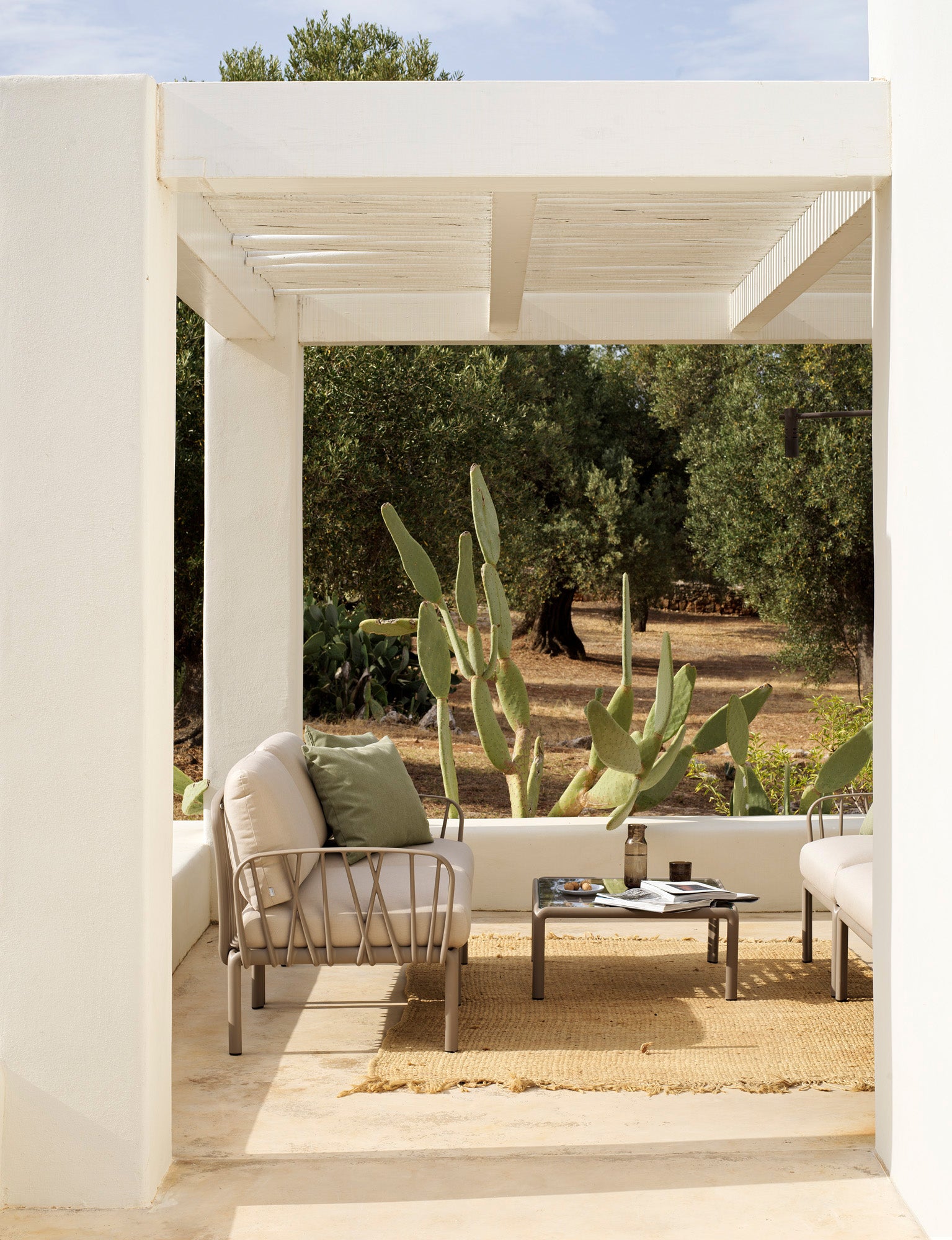 Modulárny vonkajší rohový gauč KOMODO 5 panama tech béžový s bielym podstavcom