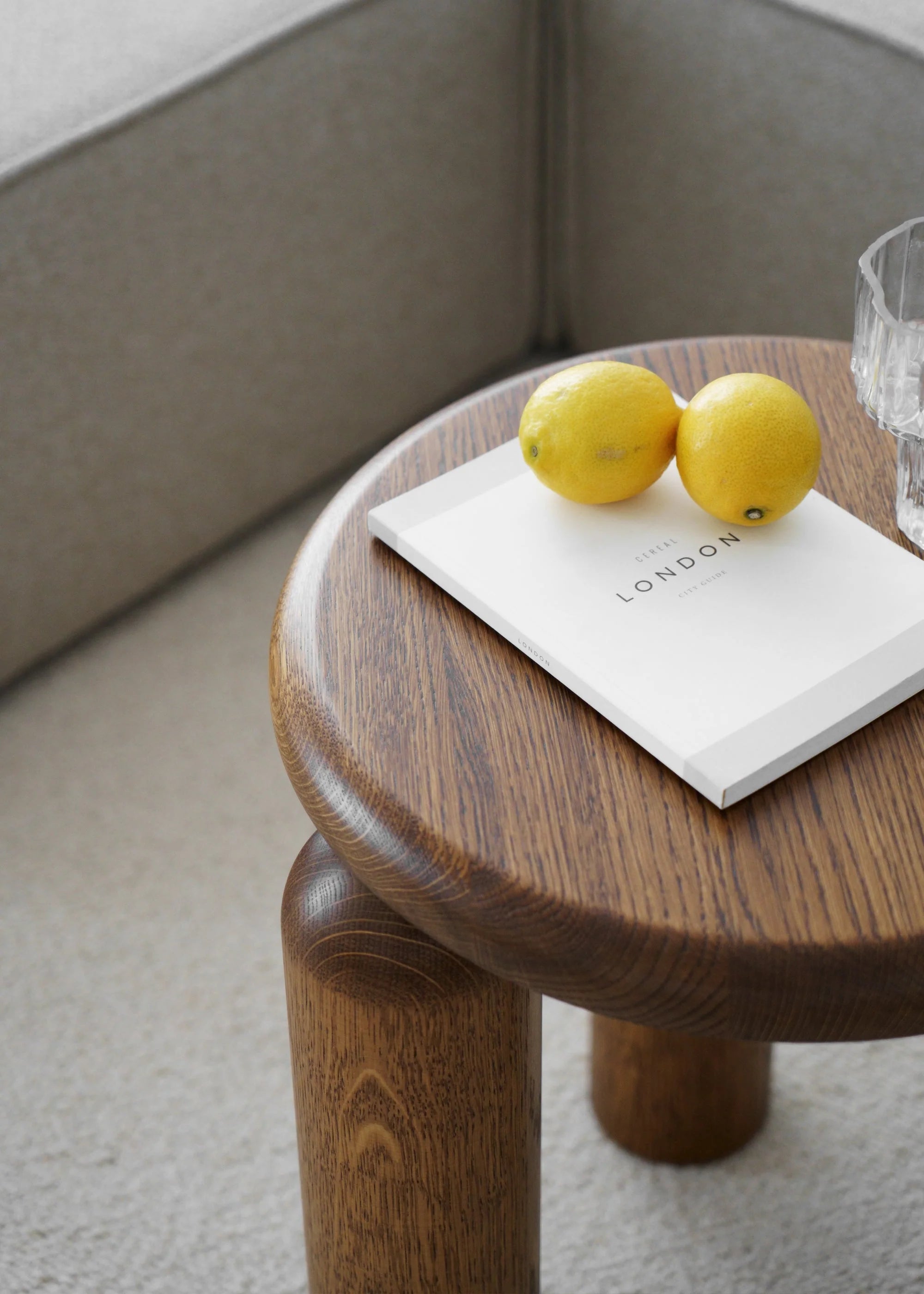 Bočný stolík NEO tmavé dubové drevo