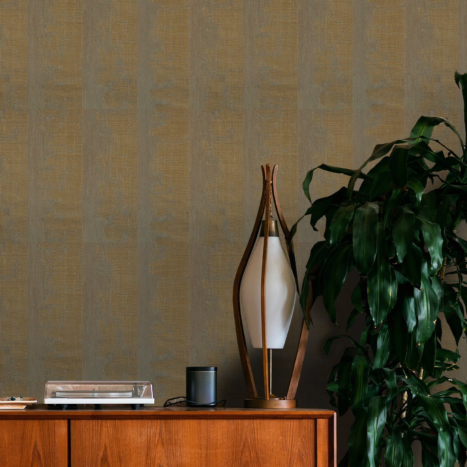 Tapeta štrukturálna s metalickými odrazmi NÉRIKOMI - VERT DE GRIS/DORÉ zlatá so zelenou