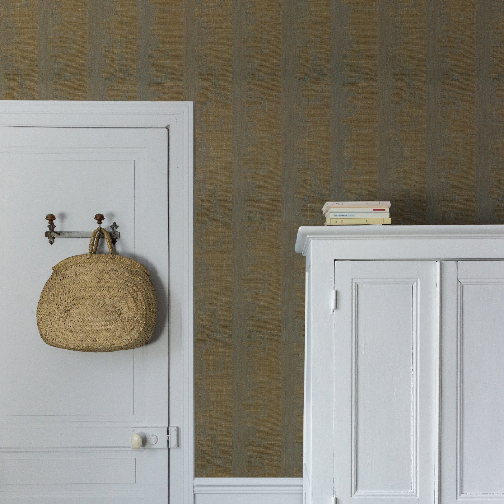 Tapeta štrukturálna s metalickými odrazmi NÉRIKOMI - VERT DE GRIS/DORÉ zlatá so zelenou