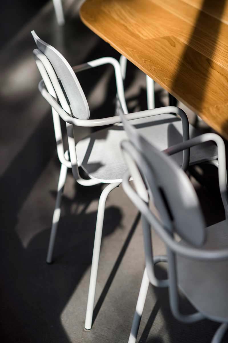 Stolička NOVÁ ŠKOLA tmavosivý podstavec