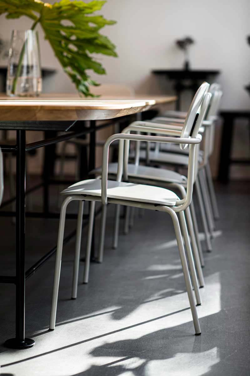 Stolička NEW SCHOOL s tehlovou základňou