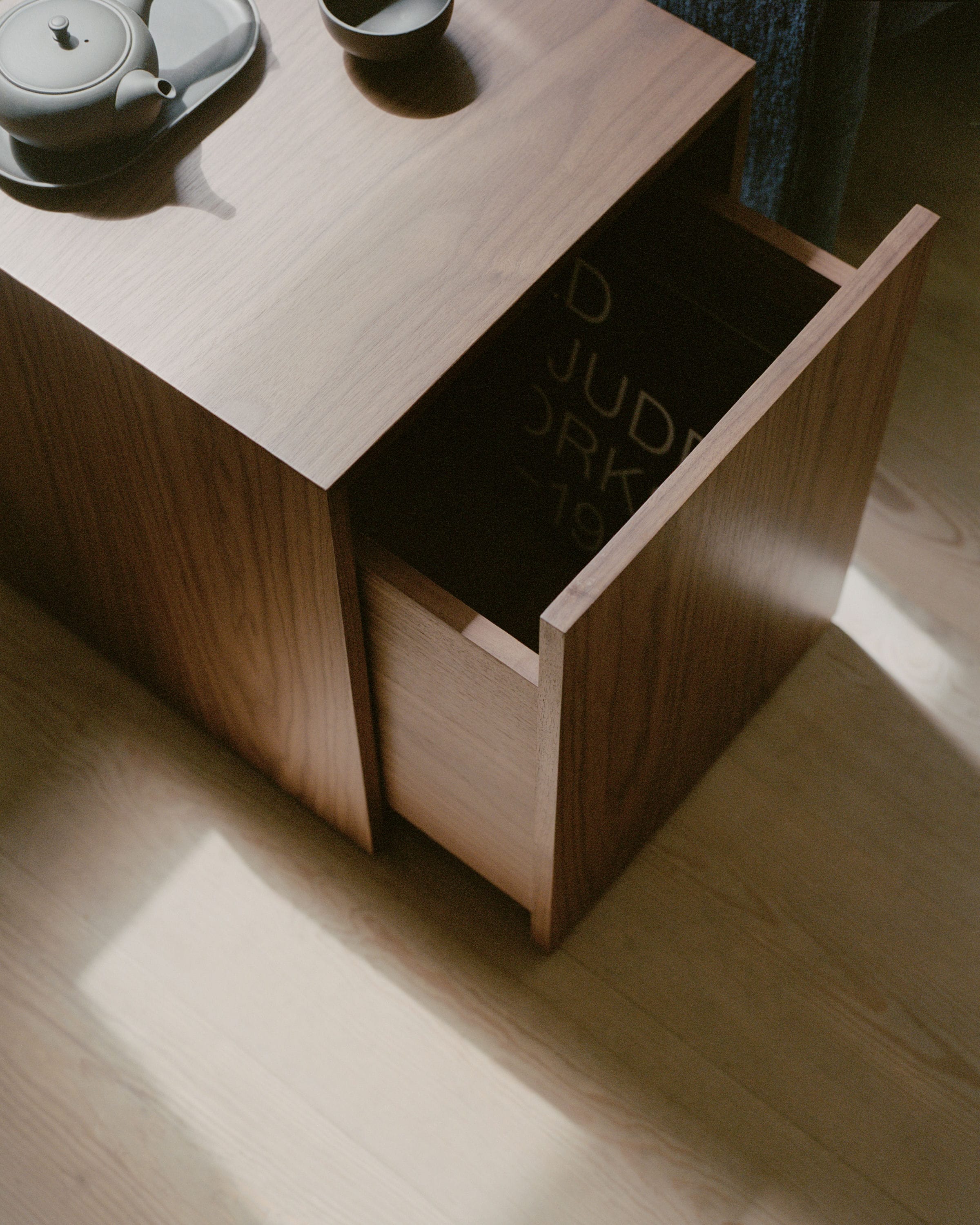 Side table with Mass Walnum Veneer drawer