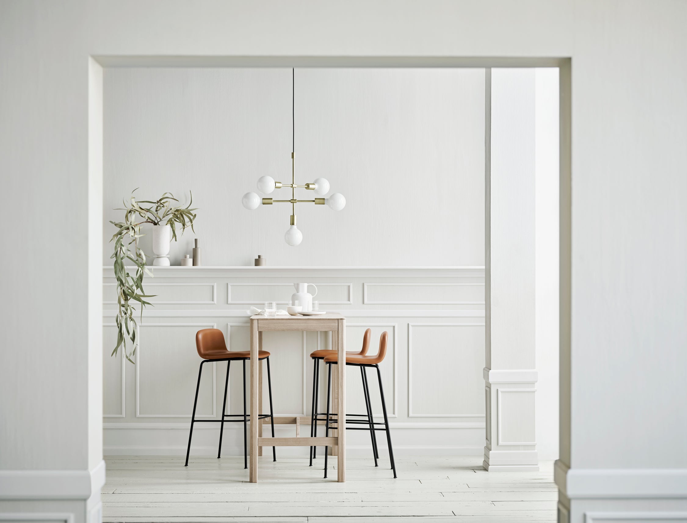 Hoker PALM orechová dyha s čiernym kovovým podstavcom