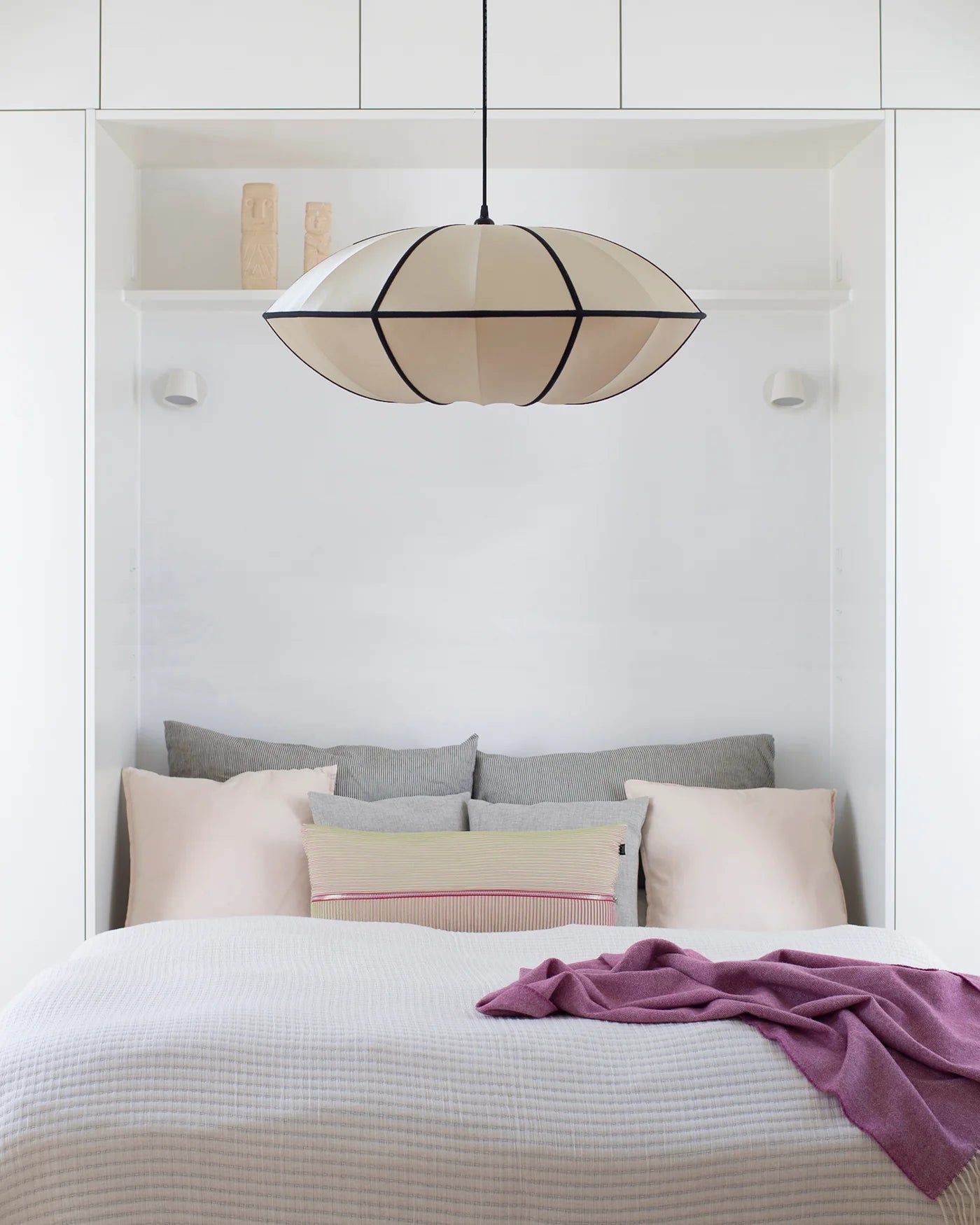 Béžový UFO lampáš s čiernym