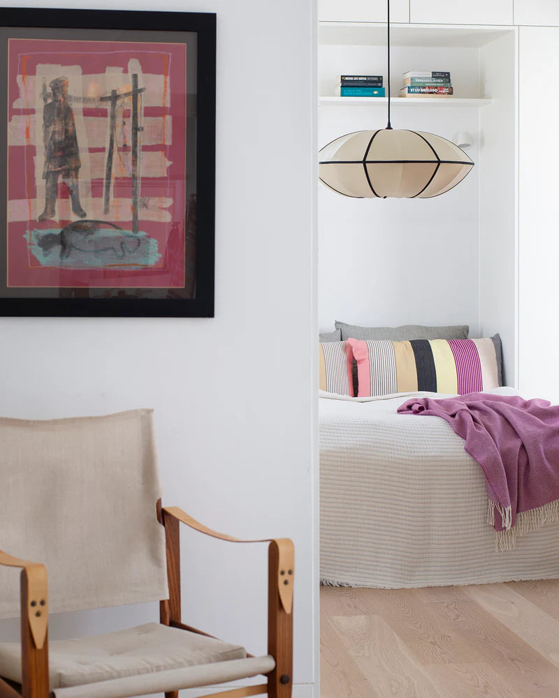 Béžový UFO lampáš s čiernym