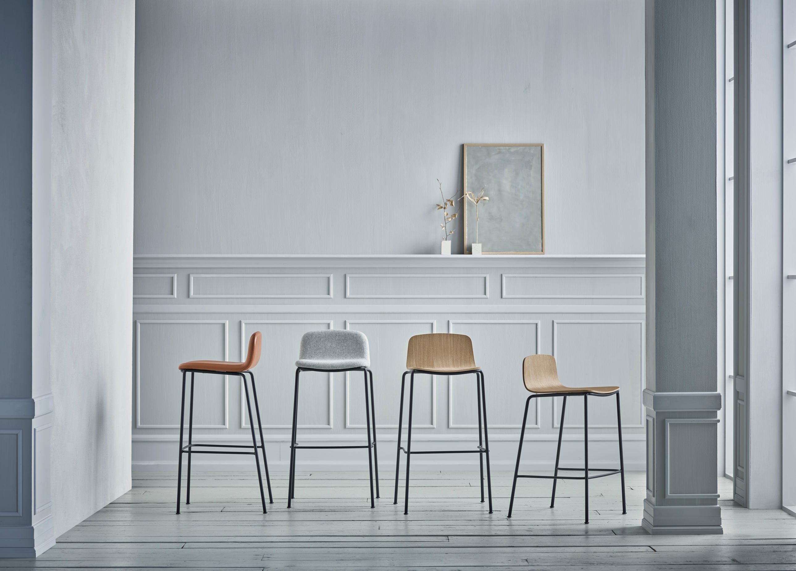 Hoker PALM orechová dyha s čiernym kovovým podstavcom