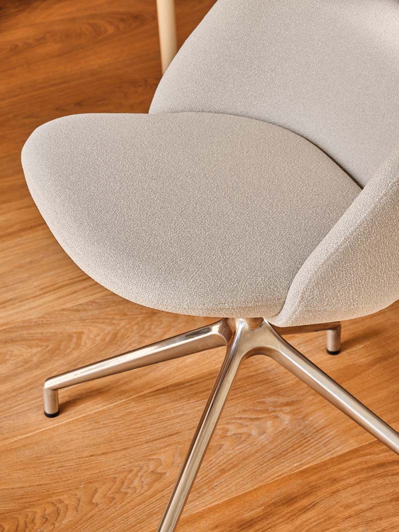 Kreslo s vysokým operadlom PARALEL leštené hliník