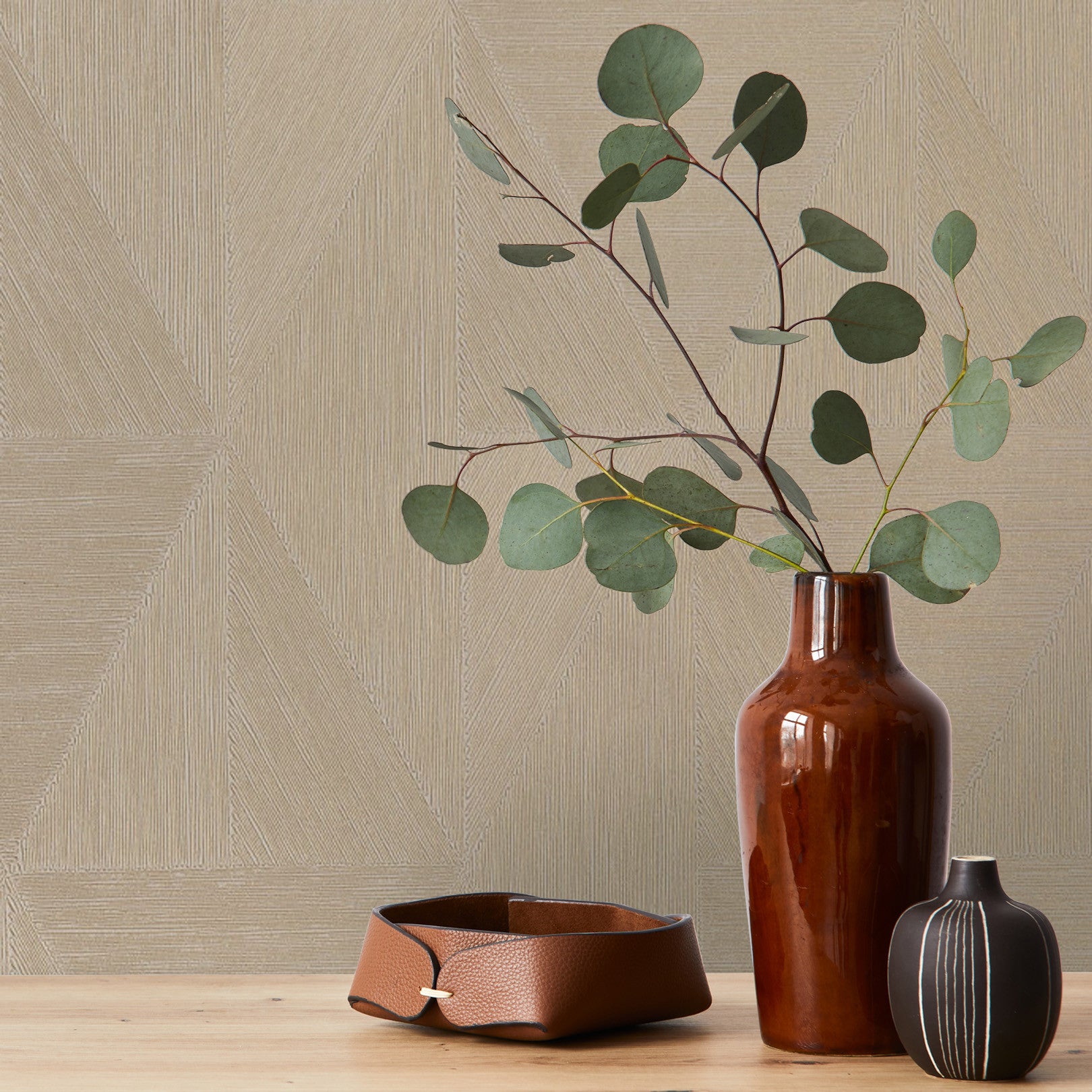 Metalická tapeta s geometrickým vzorom PARANGON - BIELA/ZLATÁ biela so zlatou