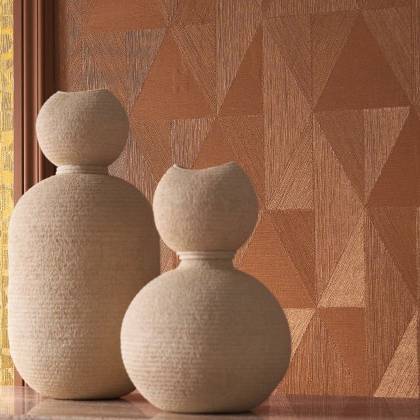 Metalická tapeta s geometrickým vzorom PARANGON - CUIVRE zhasená červená