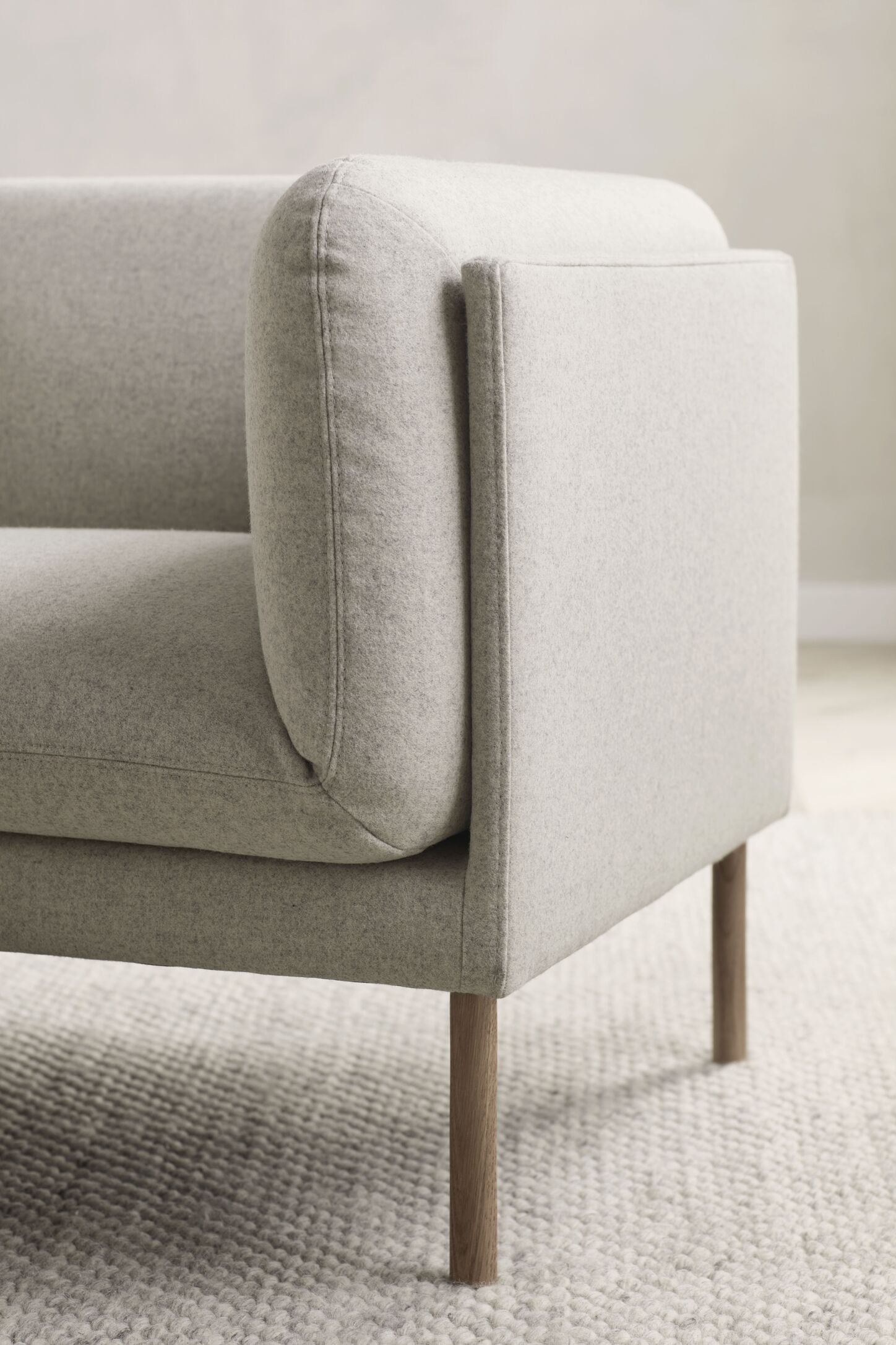 Sofa 2,5-osobová HAYDEN s dubovou základňou