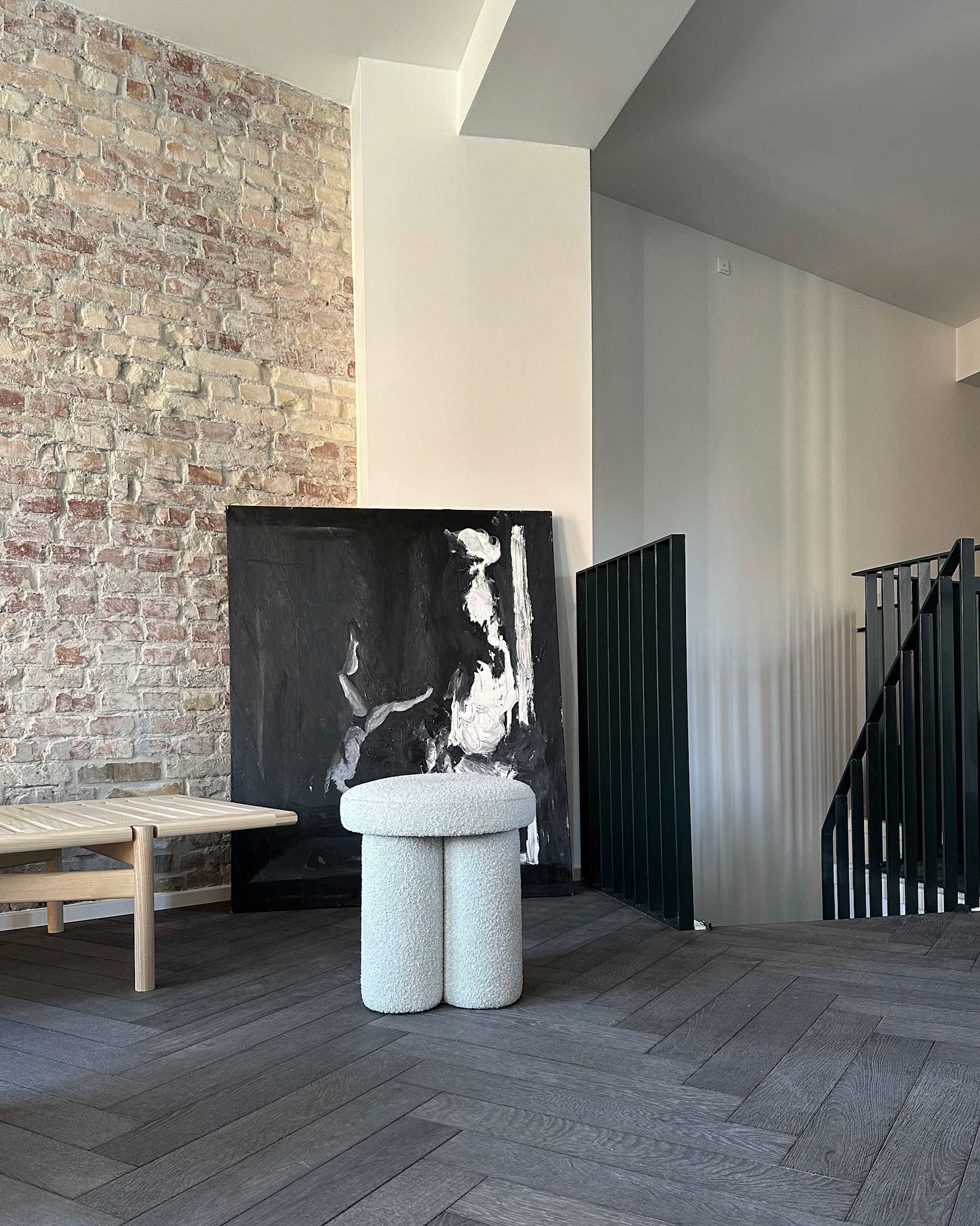 Stolička BIG FOOT bouclé biela