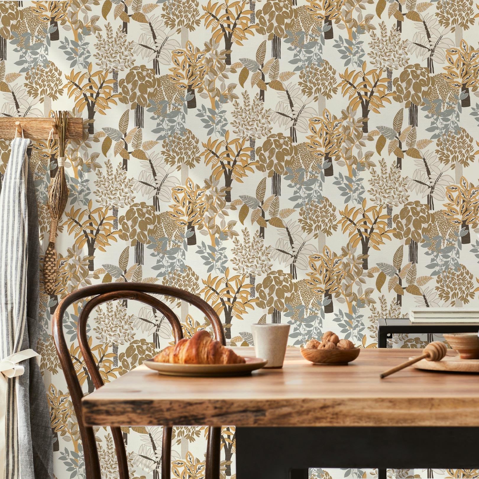 Štruktúrna tapeta s rastlinným motívom PERADENIYA - BLANC/MORDORE biela s hnedou