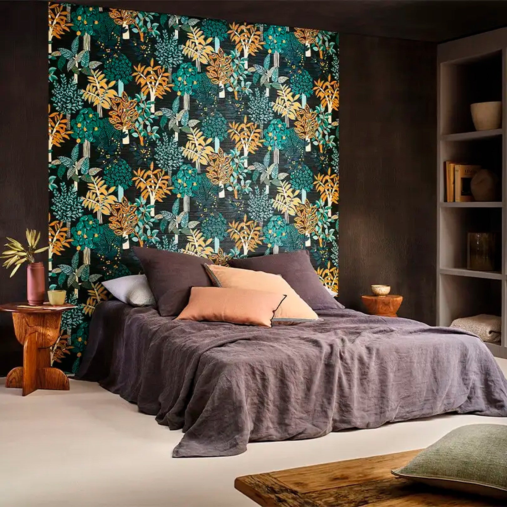 Štruktúrna tapeta s rastlinným motívom PERADENIYA - NOIR/MULTICO čierna so zelenou a oranžovou