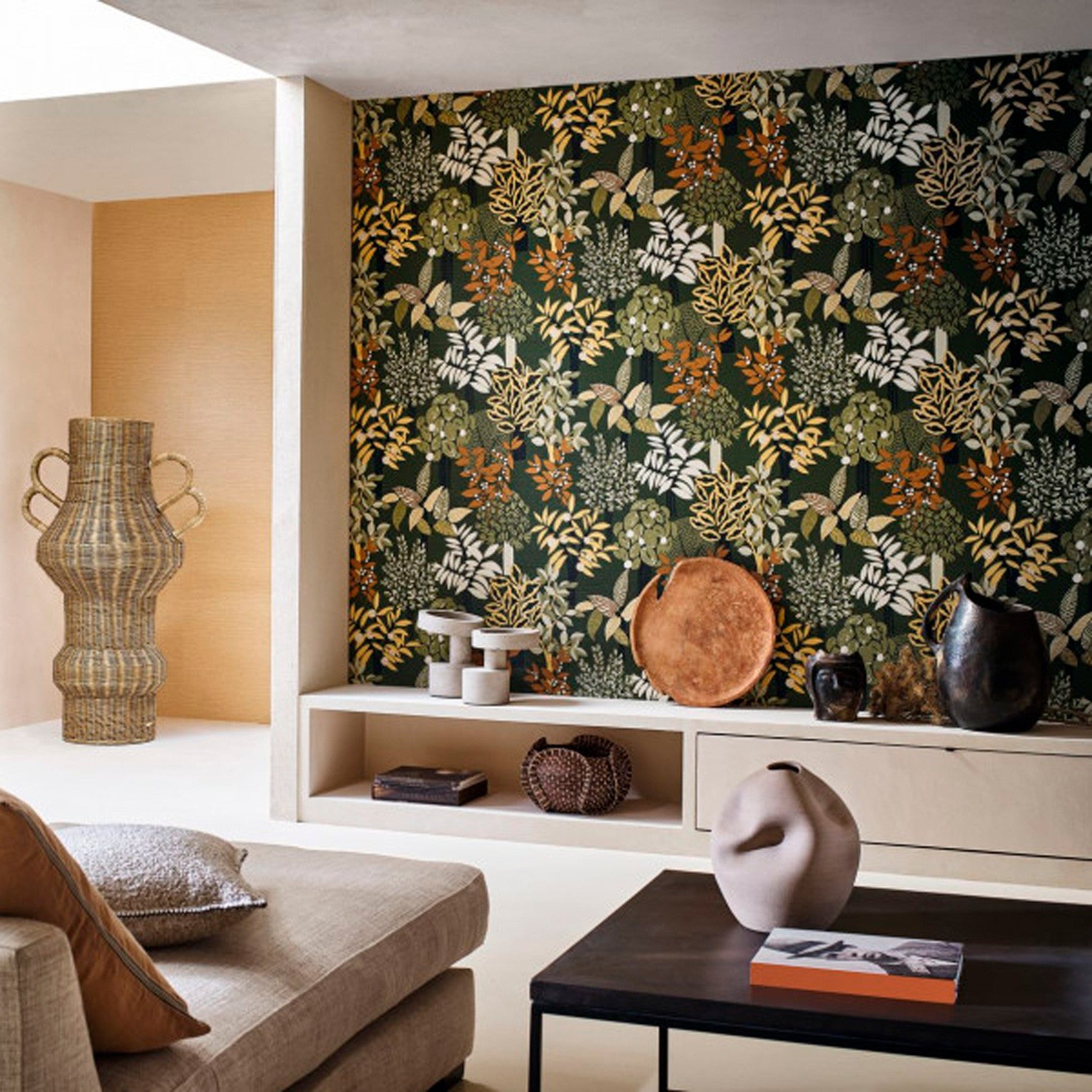 Štruktúrna tapeta s rastlinným motívom PERADENIYA - KAKI/PAILLE khaki so slamou