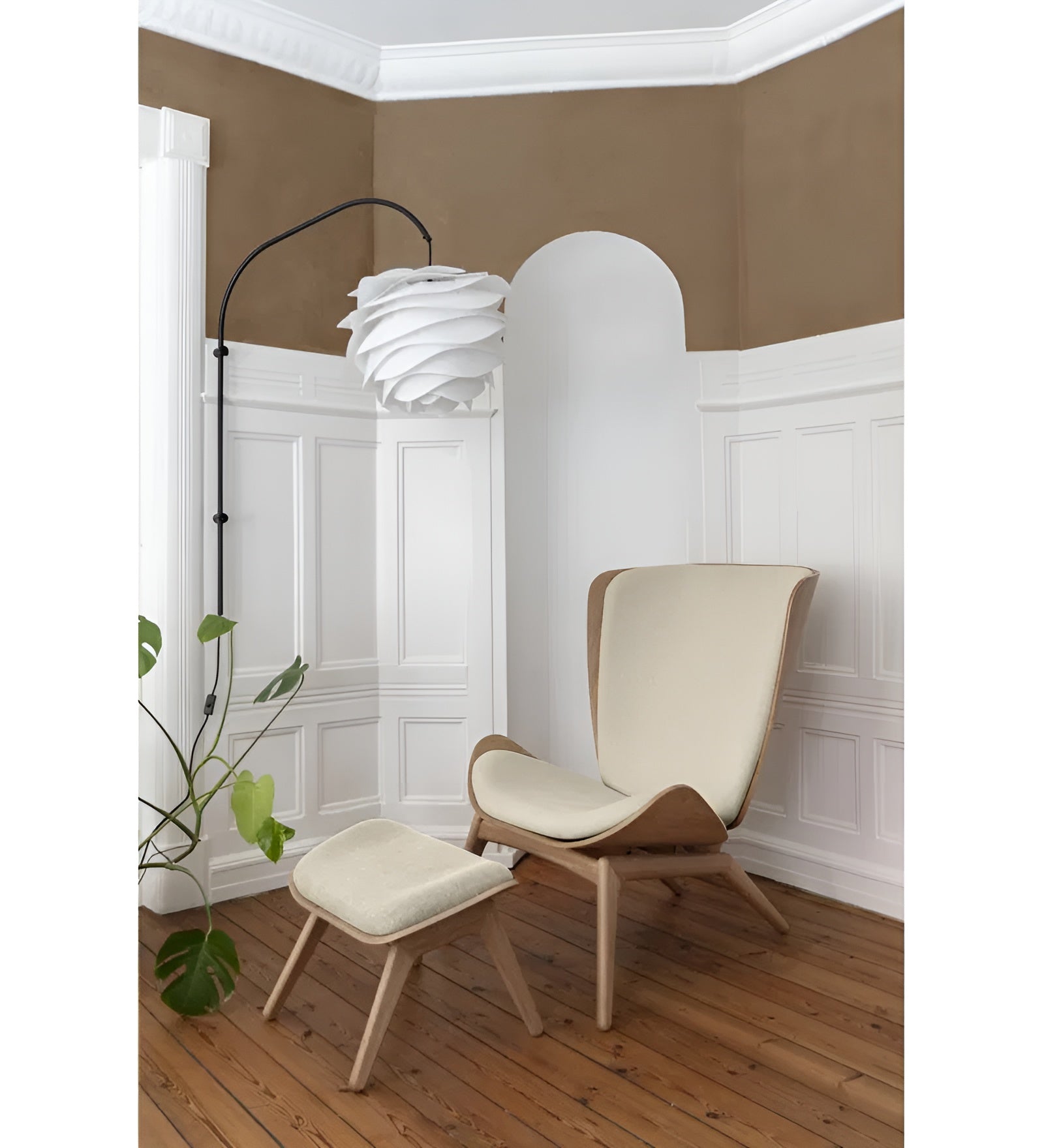 Podnožník READER pieskový s čiernym podstavcom