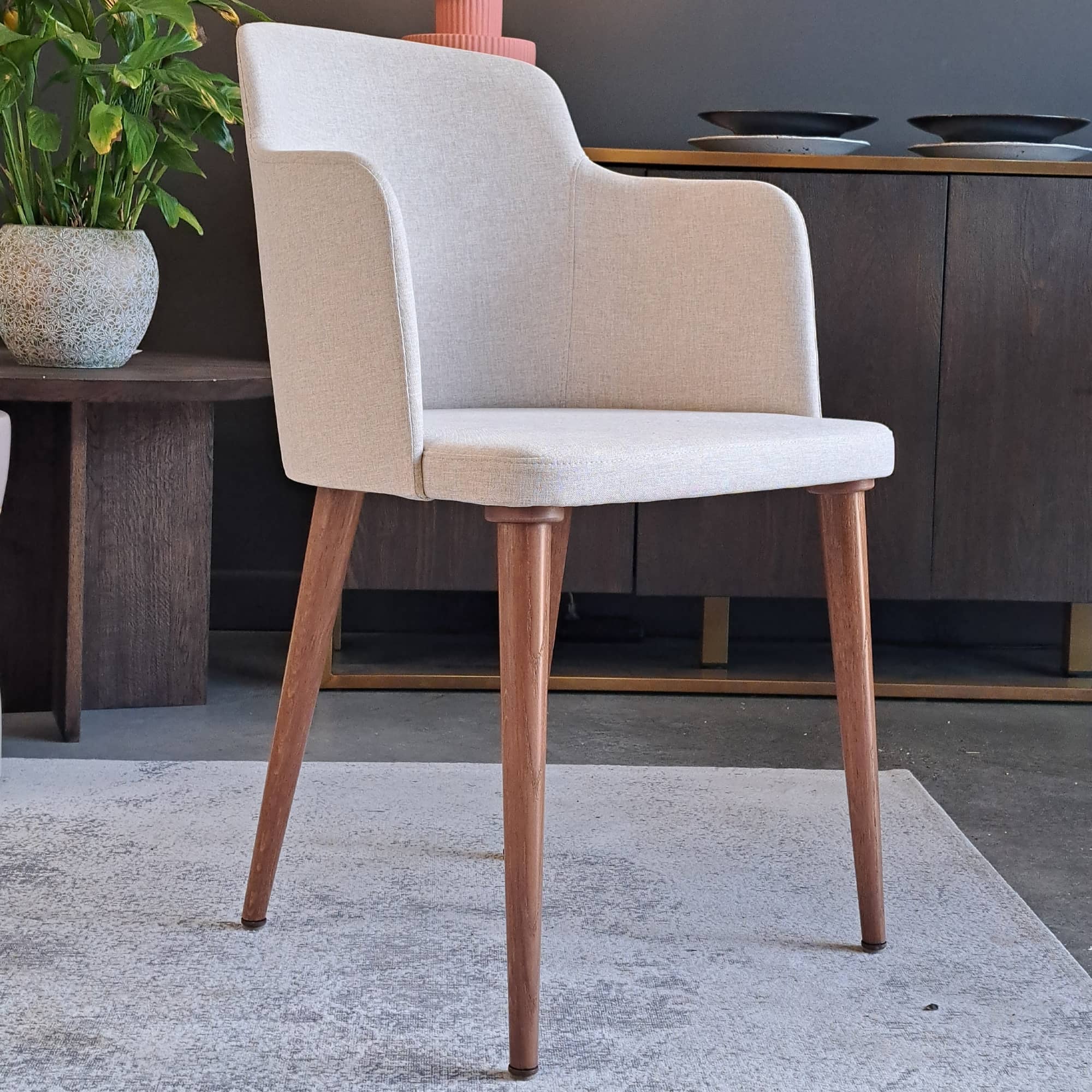 Krzesło z podłokietnikami LAGOM tapicerowany