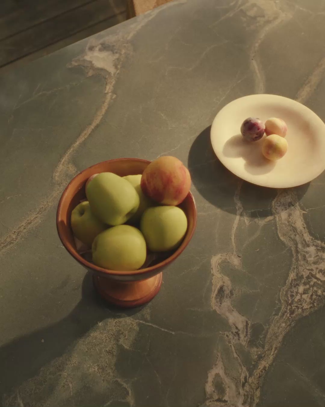 Zelený okrúhly záhradný stôl EPIC z kremeňa