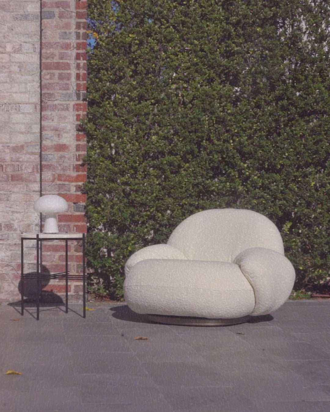 Záhradné kreslo s opierkami PACHA čalúnené so zlatým podstavcom