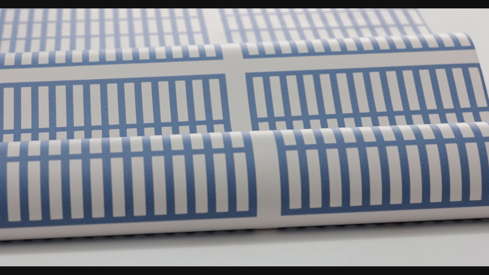 Tapeta s geometrickým vzorom ALVAR AALTO 14/6 biela s modrou