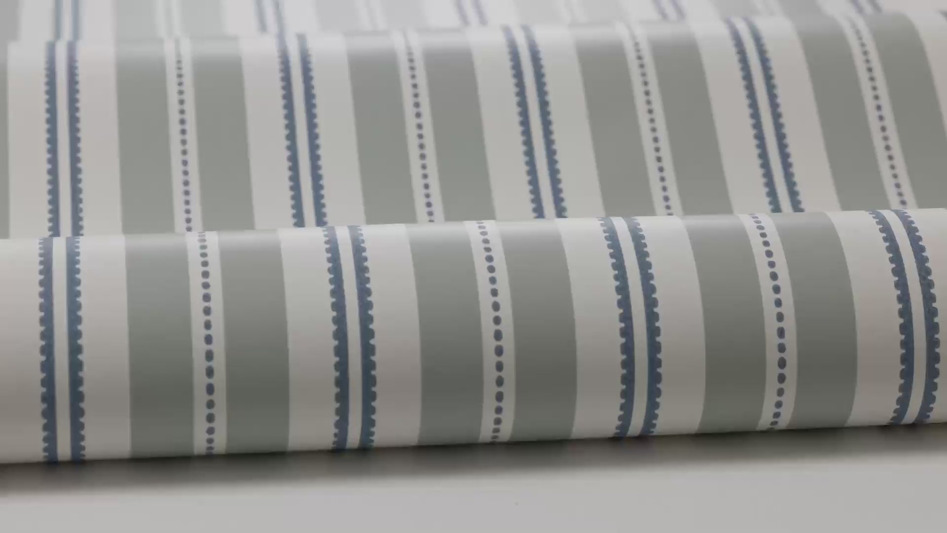 Tapeta s pruhmi HEDDA šedá s bielou