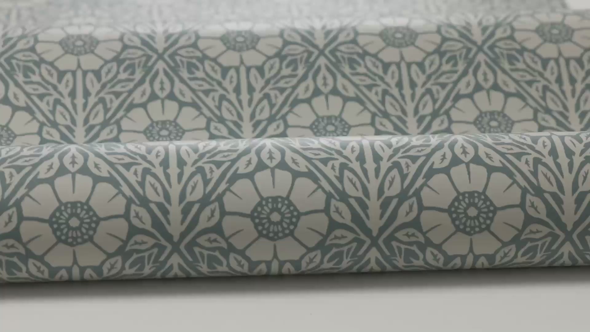 Tapeta s rastlinným motívom v kvetoch NYPONROS modrá s bielou