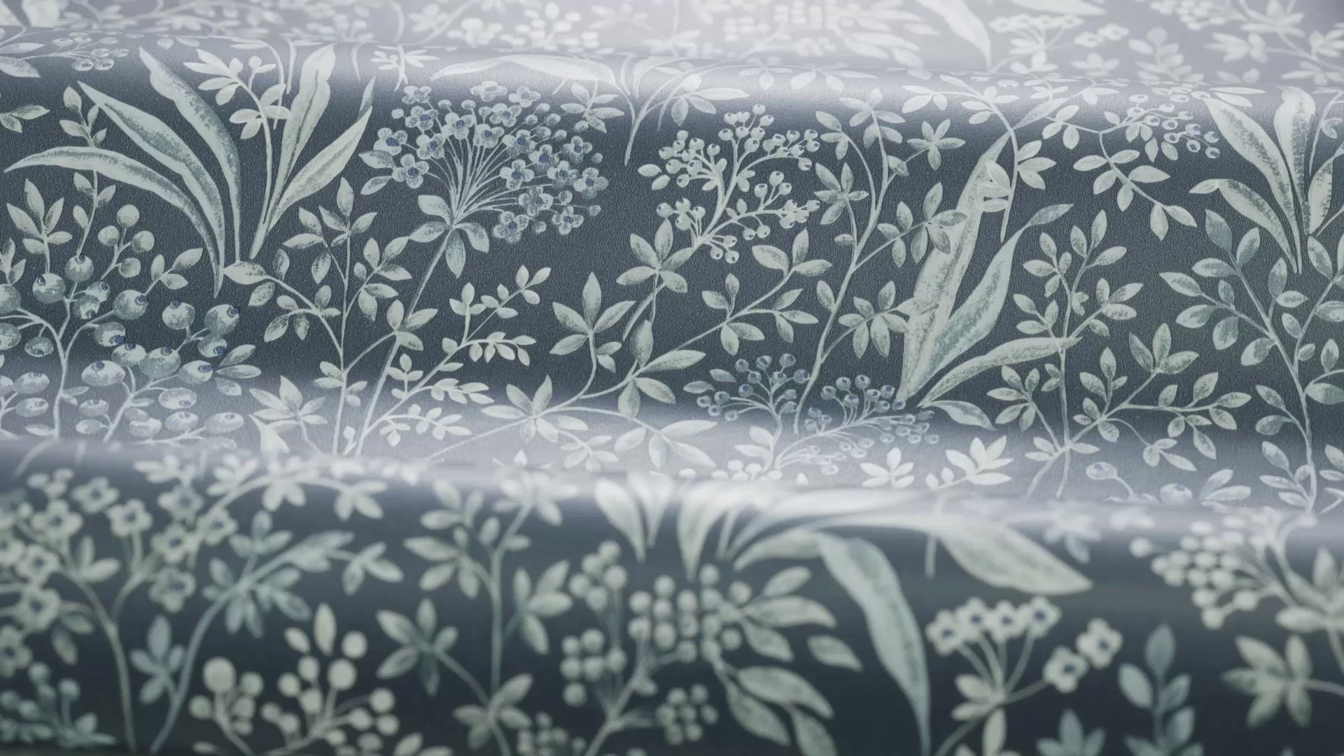 Papierová flizelínová tapeta s rastlinným vzorom NOCTURNE tmavomodrá