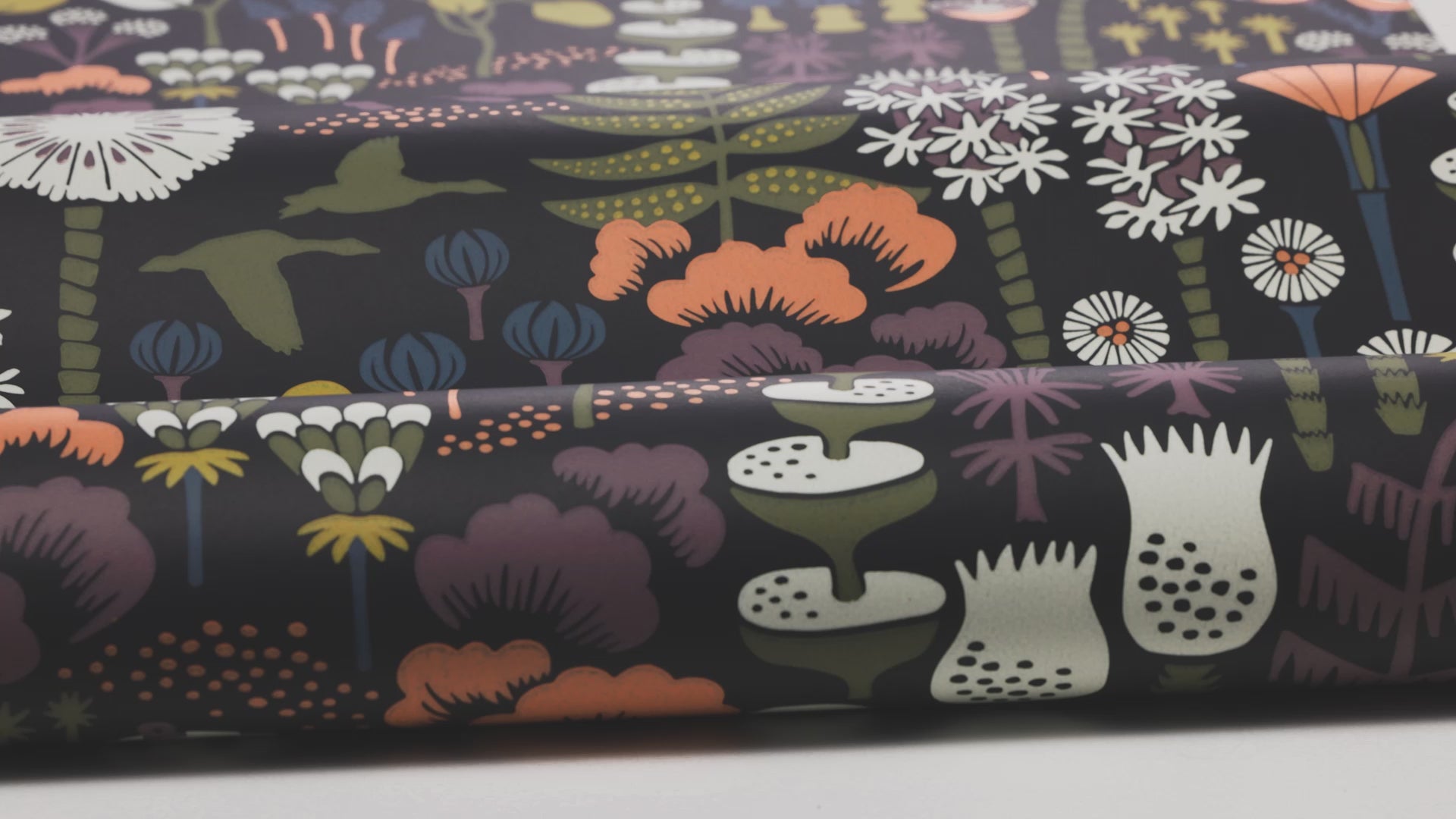 Tapeta flizelinowa papierowa z roślinnym wzorem HANNA WERNING HOPPMOSSE czarny