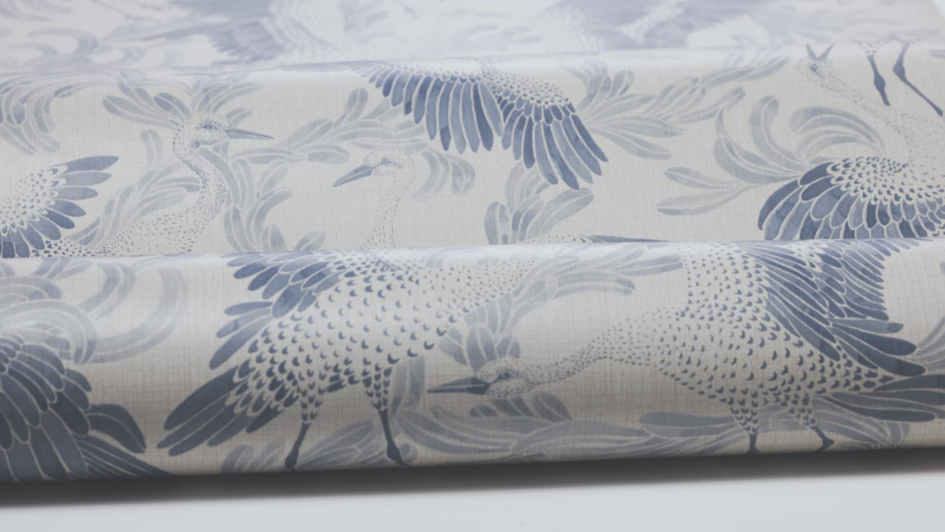 Tapeta s motívom zvierat vtákov TANČIACEJ ŽRANICE krémová s modrou