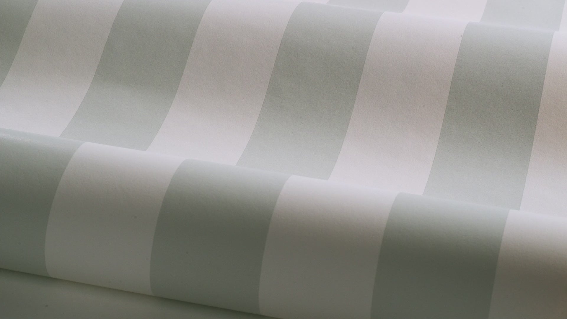 Papierová flizelínová tapeta s pruhmi FALSTERBO STRIPE biela so zelenou