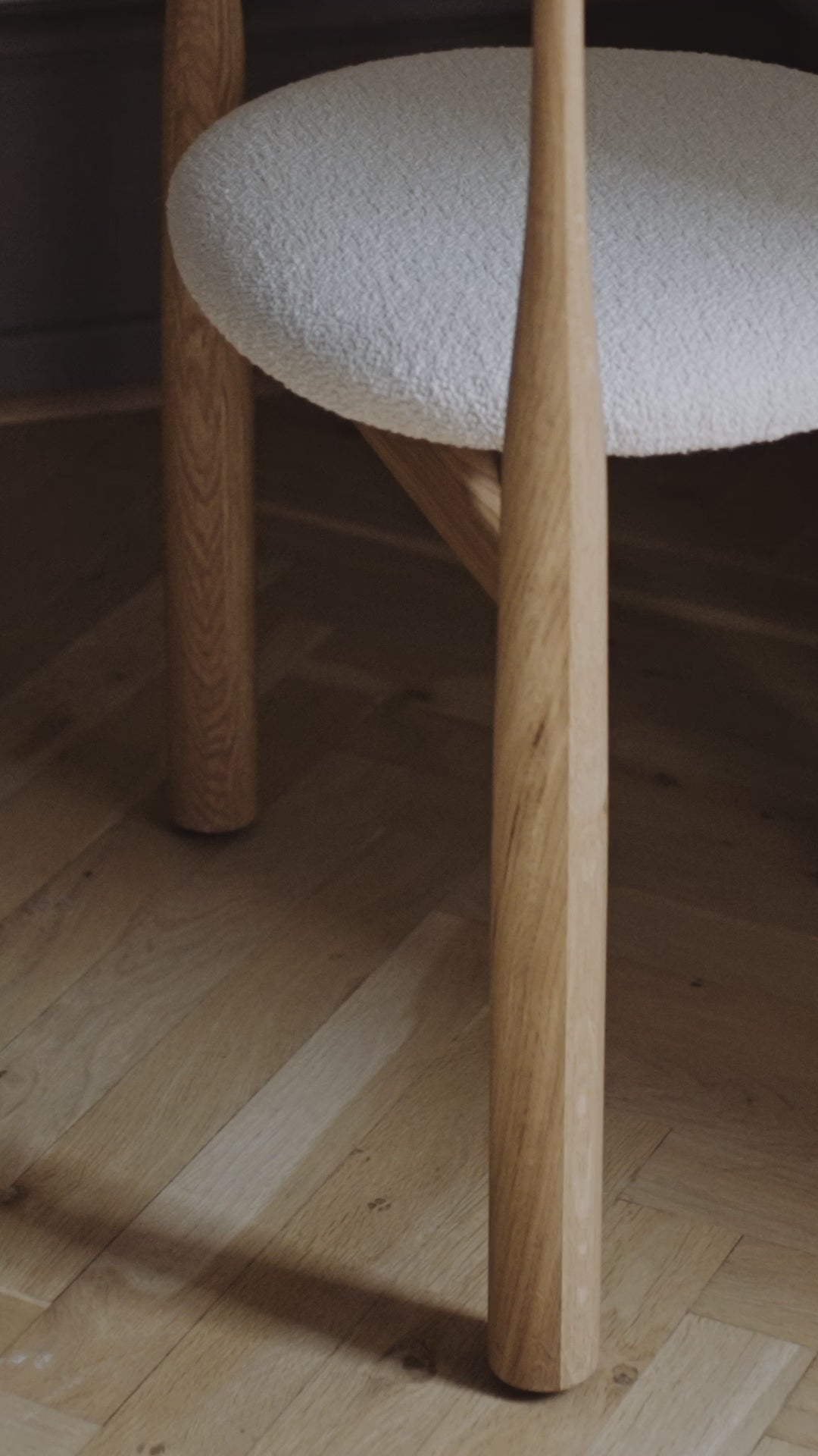 Bukowski chair upholstered with an oak base