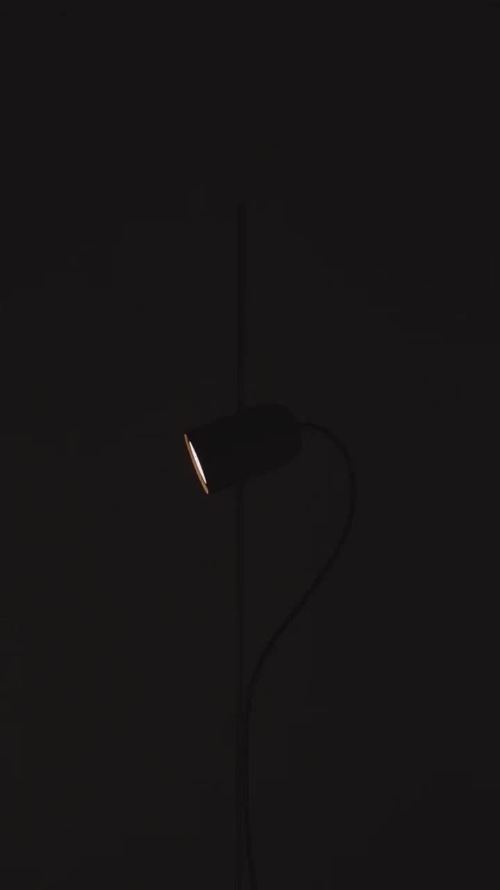 Stolná lampa ONFA z dubového dreva s grafitovým povrchom