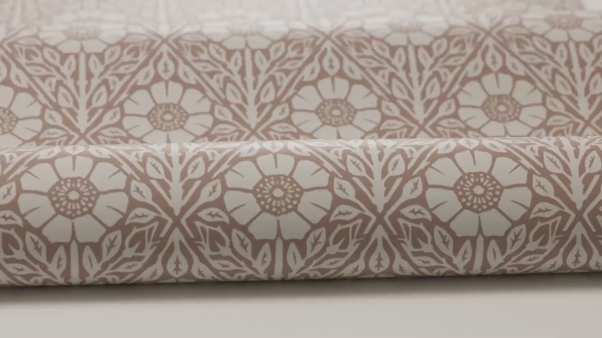 Tapeta s rastlinným motívom v kvetoch NYPONROS terakota s bielou