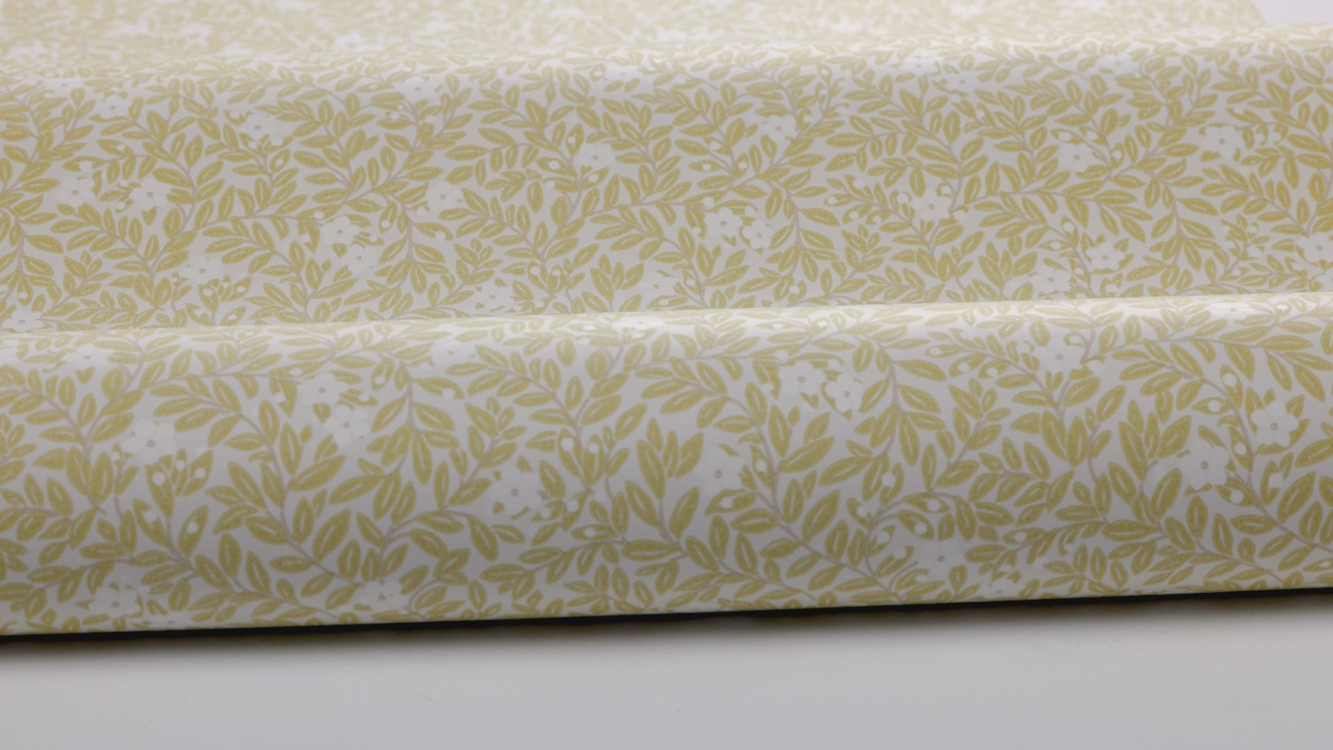 Tapeta s rastlinným motívom kvetov a listov MYRTEN žltá s bielou
