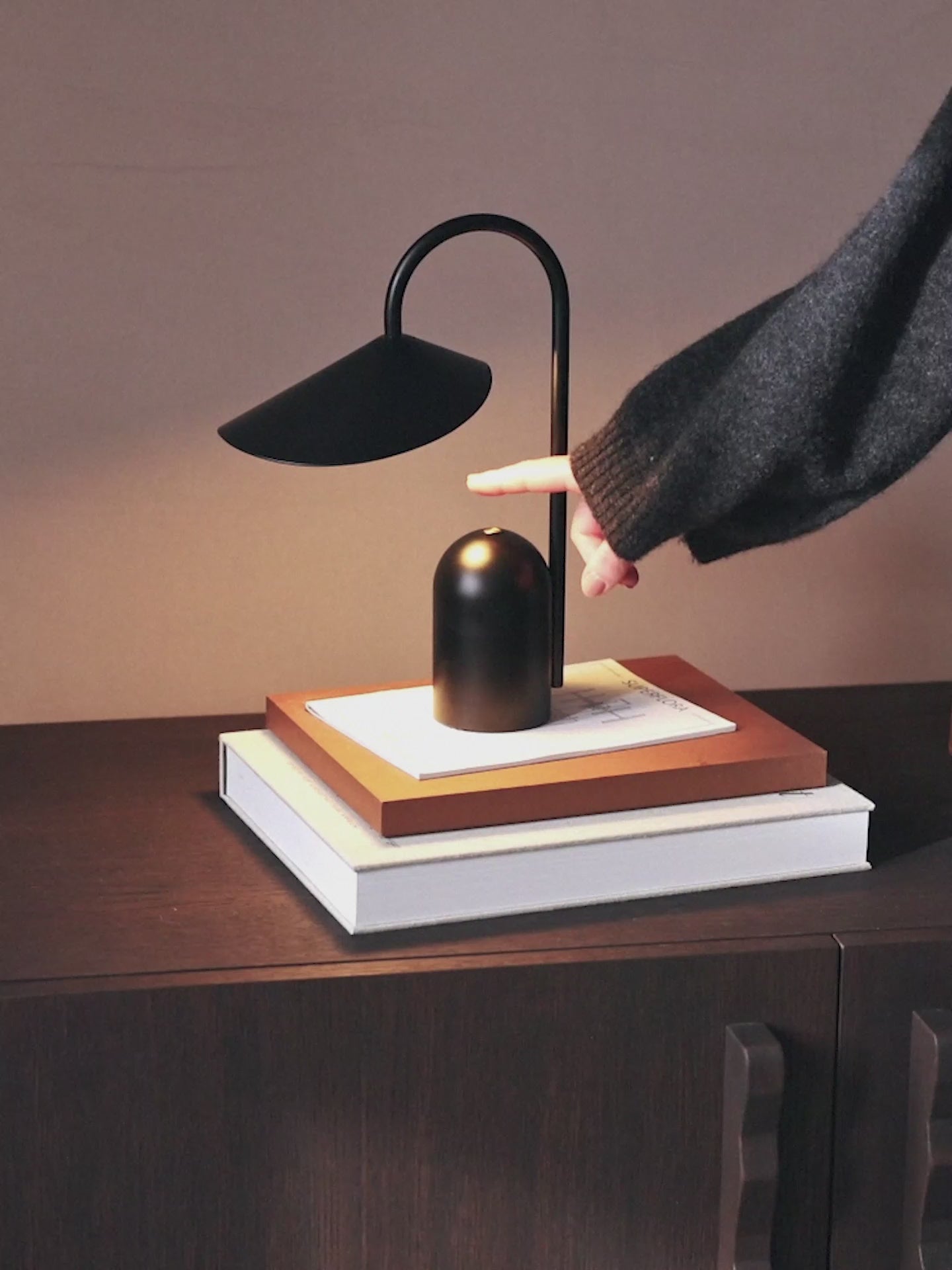 Prenosná lampa ARUM tmavá čokoláda