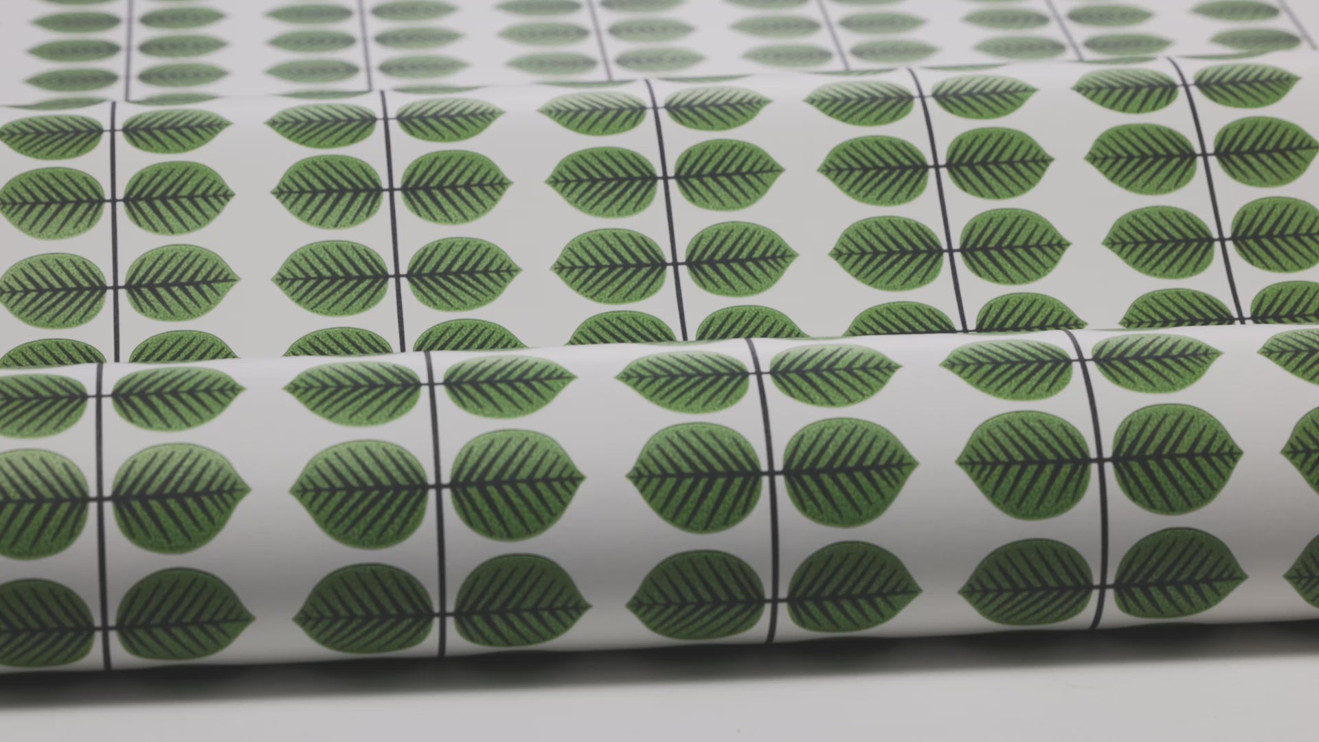 Tapeta z roślinnym wzorem liści BERSÅ biały z zielonym