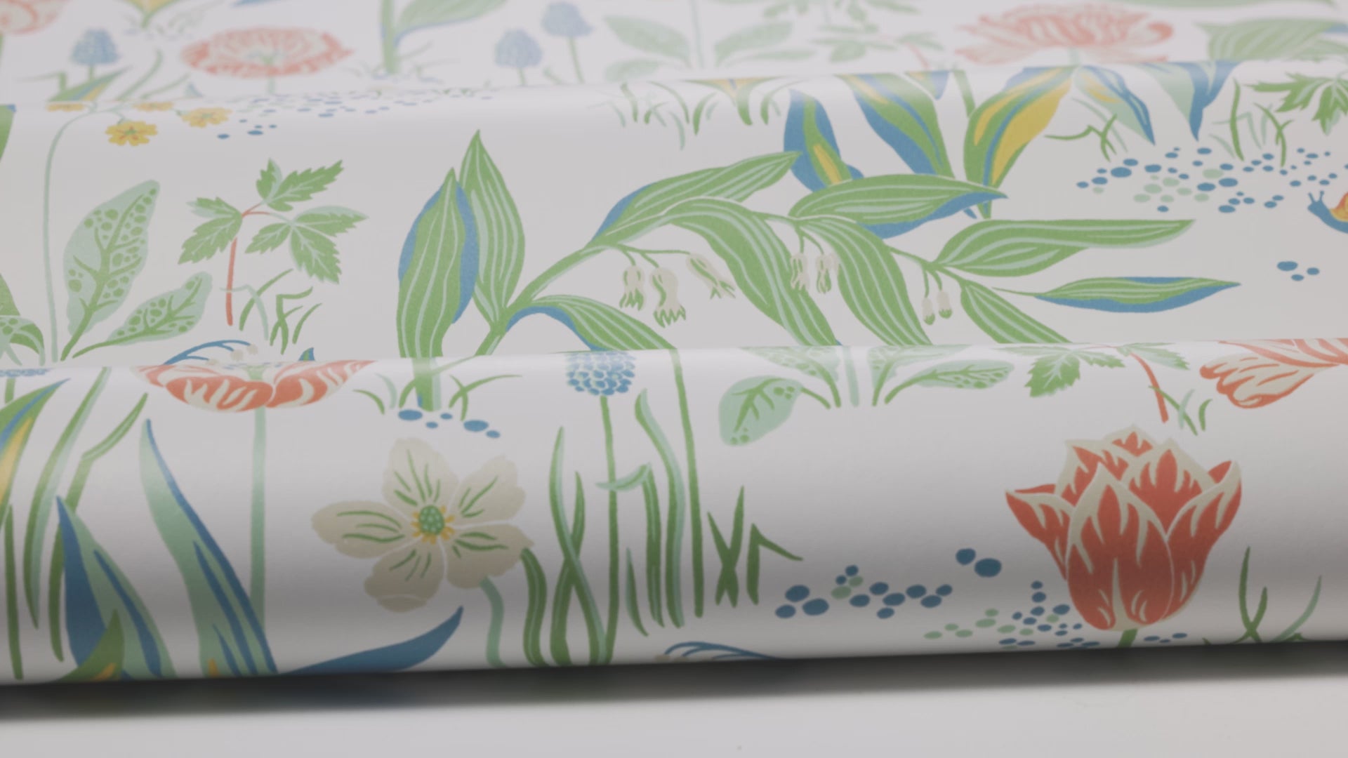 Tapeta z roślinnym wzorem kwiatów SPRING GARDEN biały z zielonym