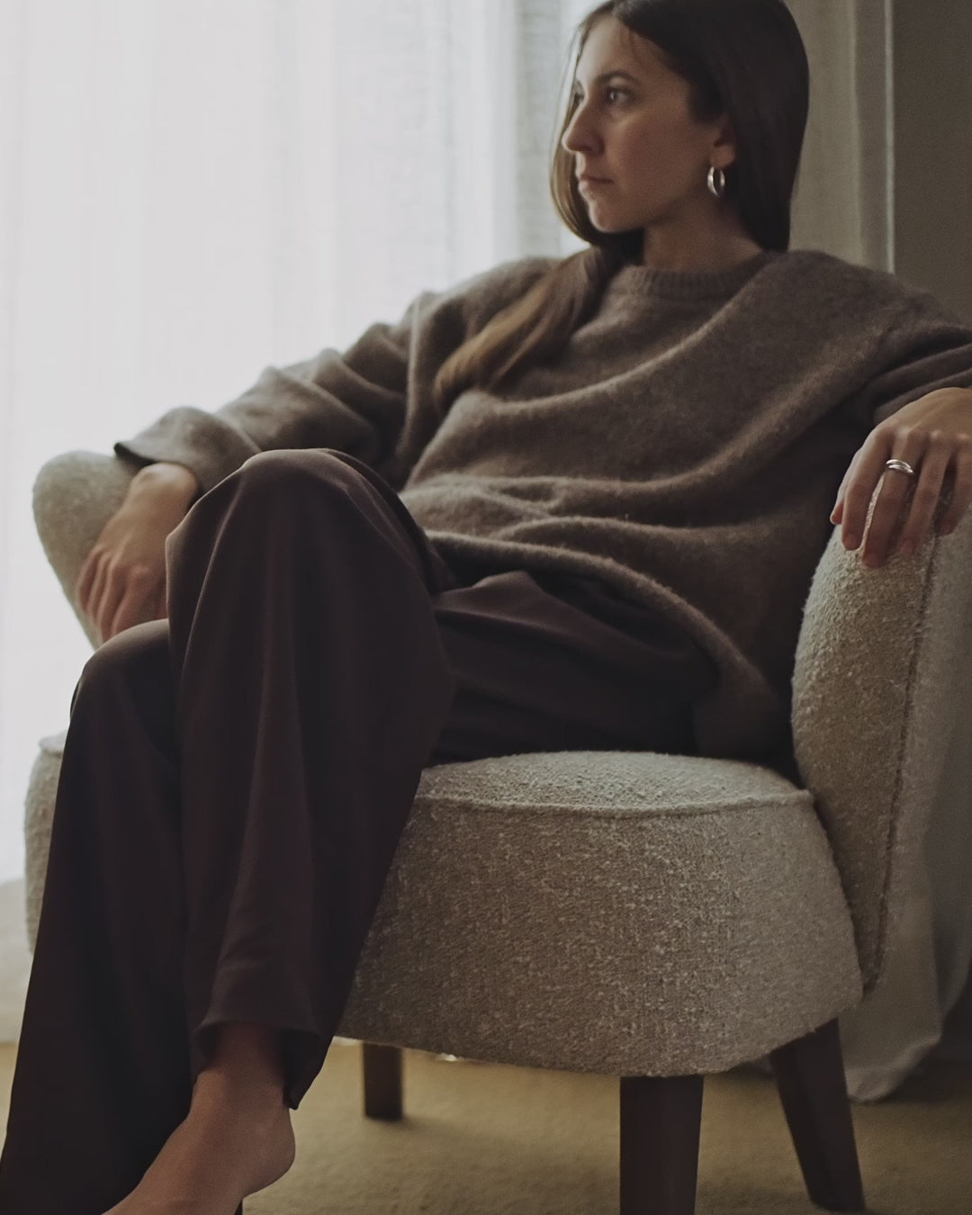 Fotel INGEBORG VORG skóra owcza z ciemną dębową podstawą