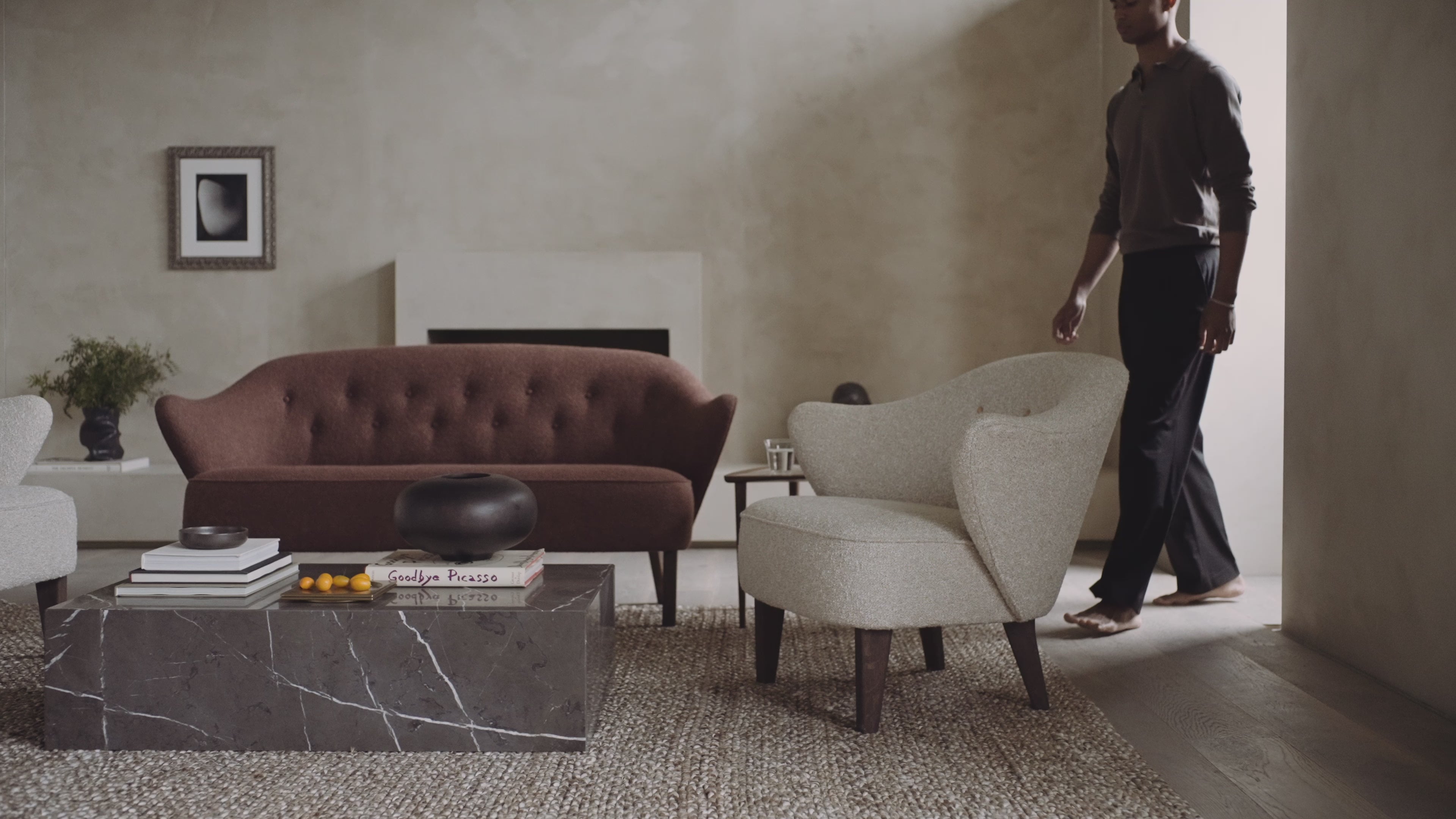 Podnóżek INGEBORG jasnoszary z ciemną dębową podstawą