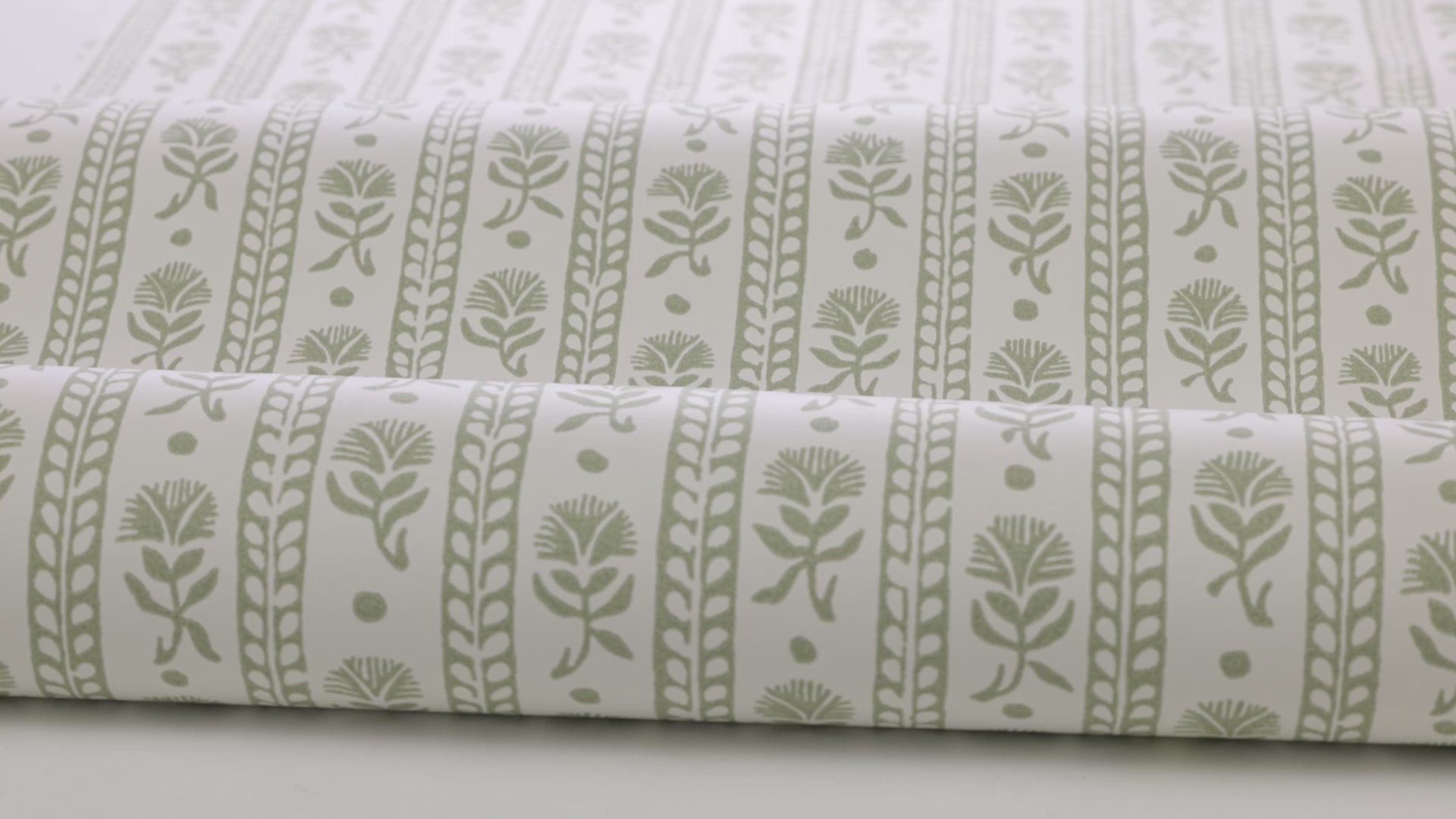 Non-woven paper wallpaper with a plant pattern NEJKILERAND green with white