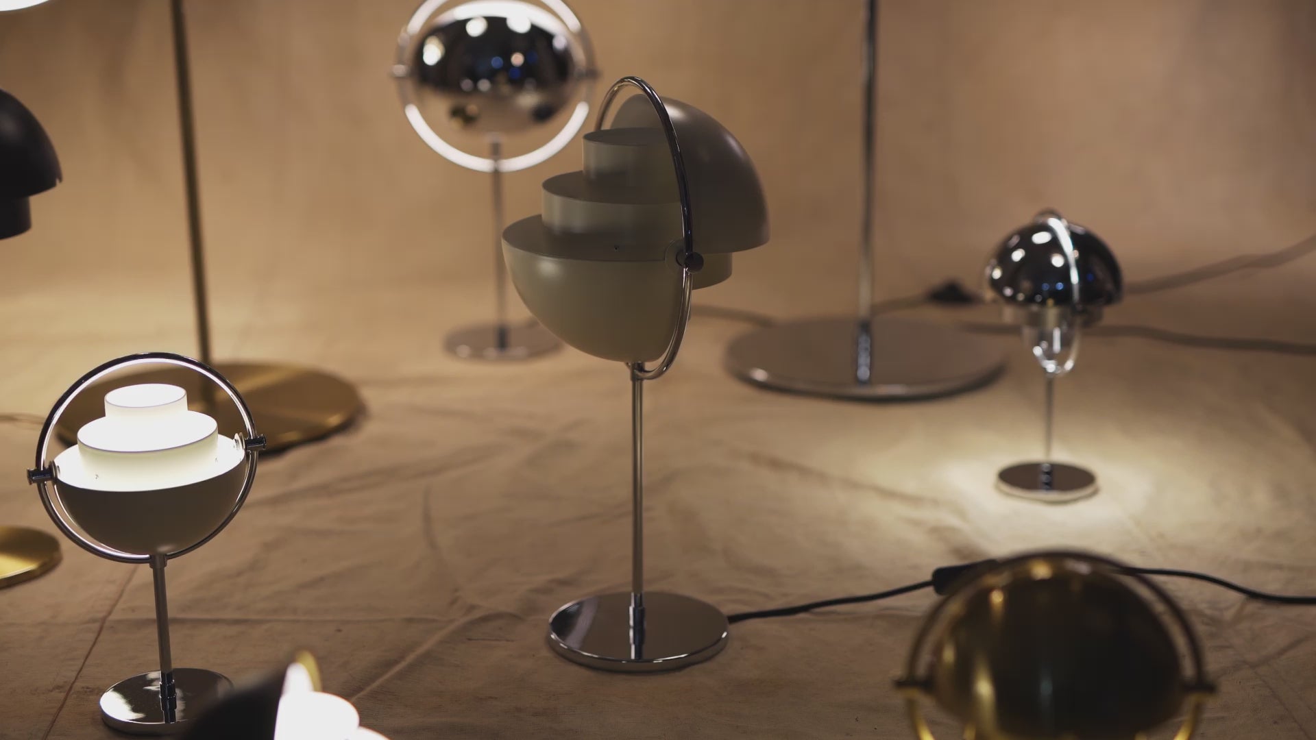 Stolná lampa MULTI-LITE čierna s chrómovaným podstavcom