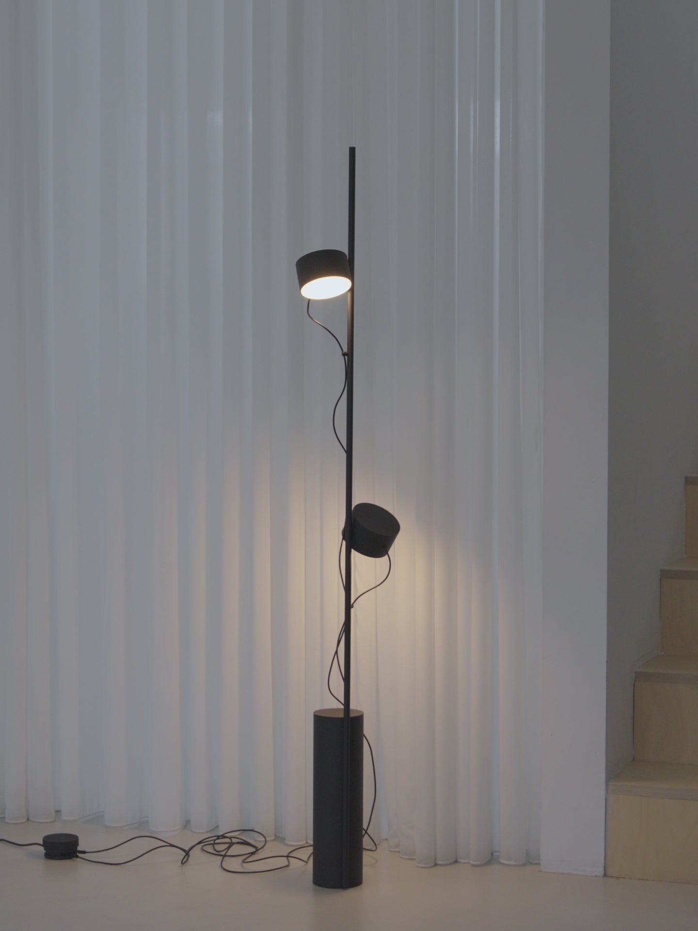 Podlahová lampa POST čierna