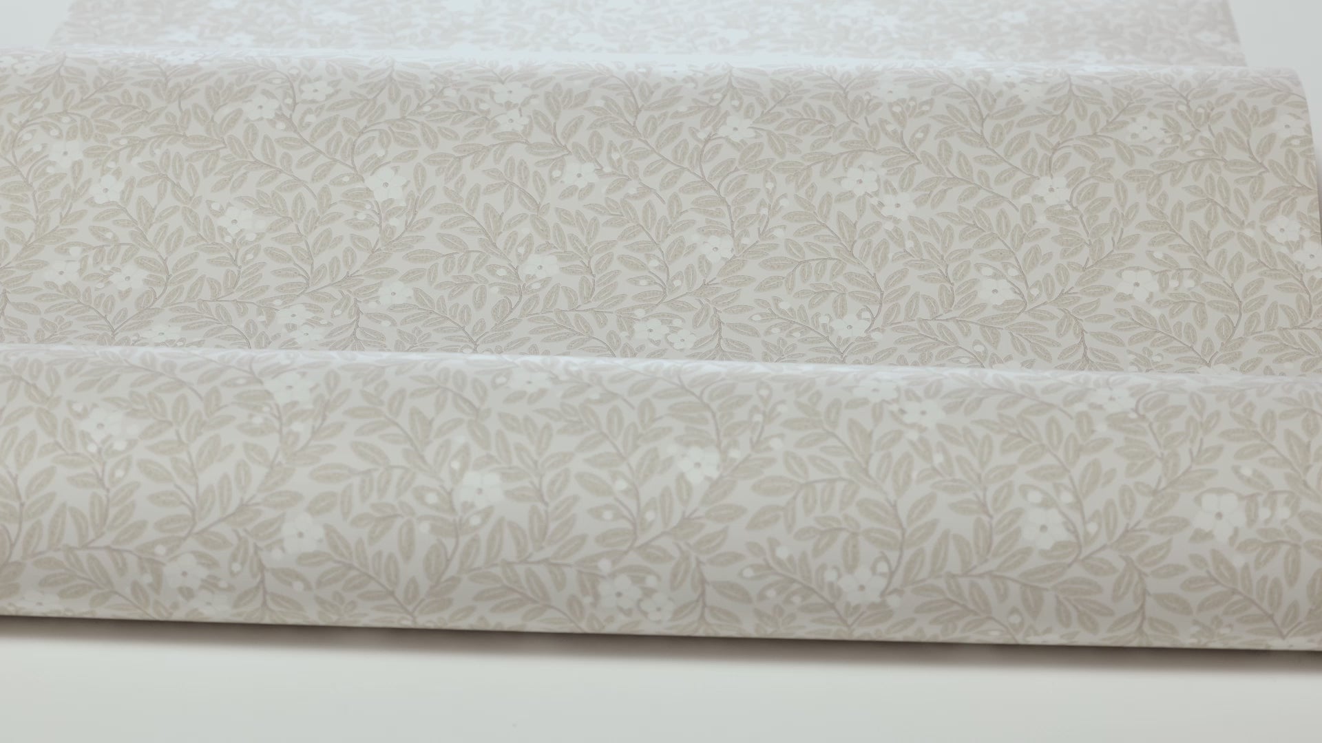 Tapeta z roślinnym motywem kwiatów i liści MYRTEN beżowy z białym