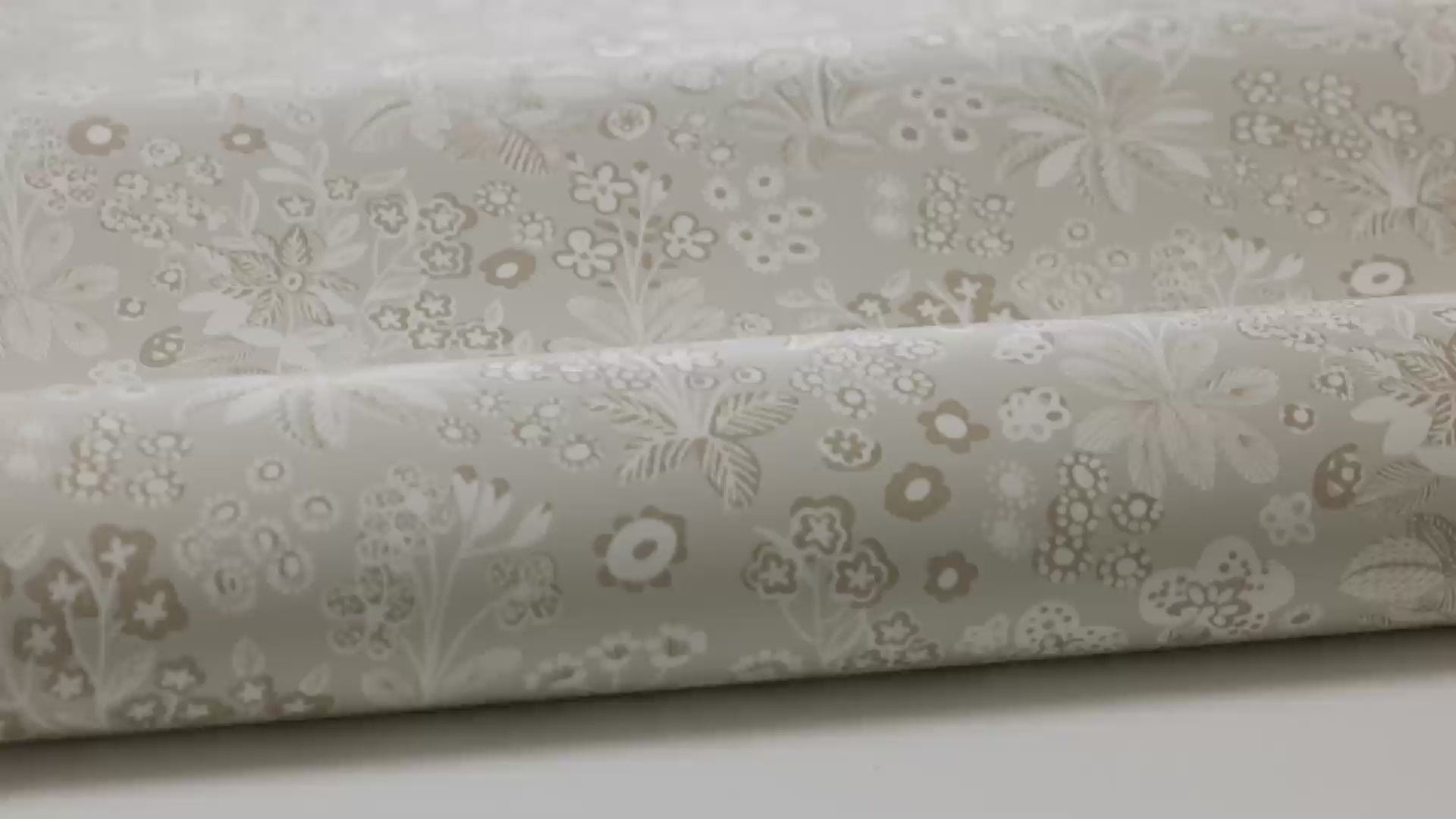 Tapeta s rastlinným motívom kvetov TUVA béžová s krémovou