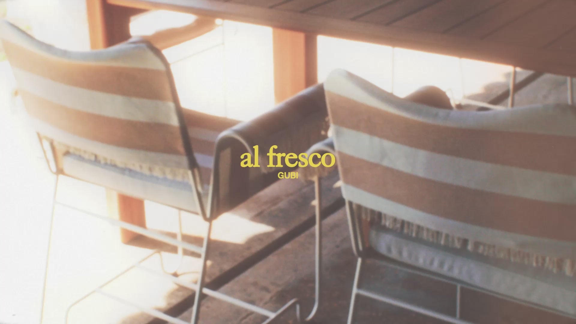 Záhradná stolička TROPIQUE šedá s bielym oceľovým podstavcom