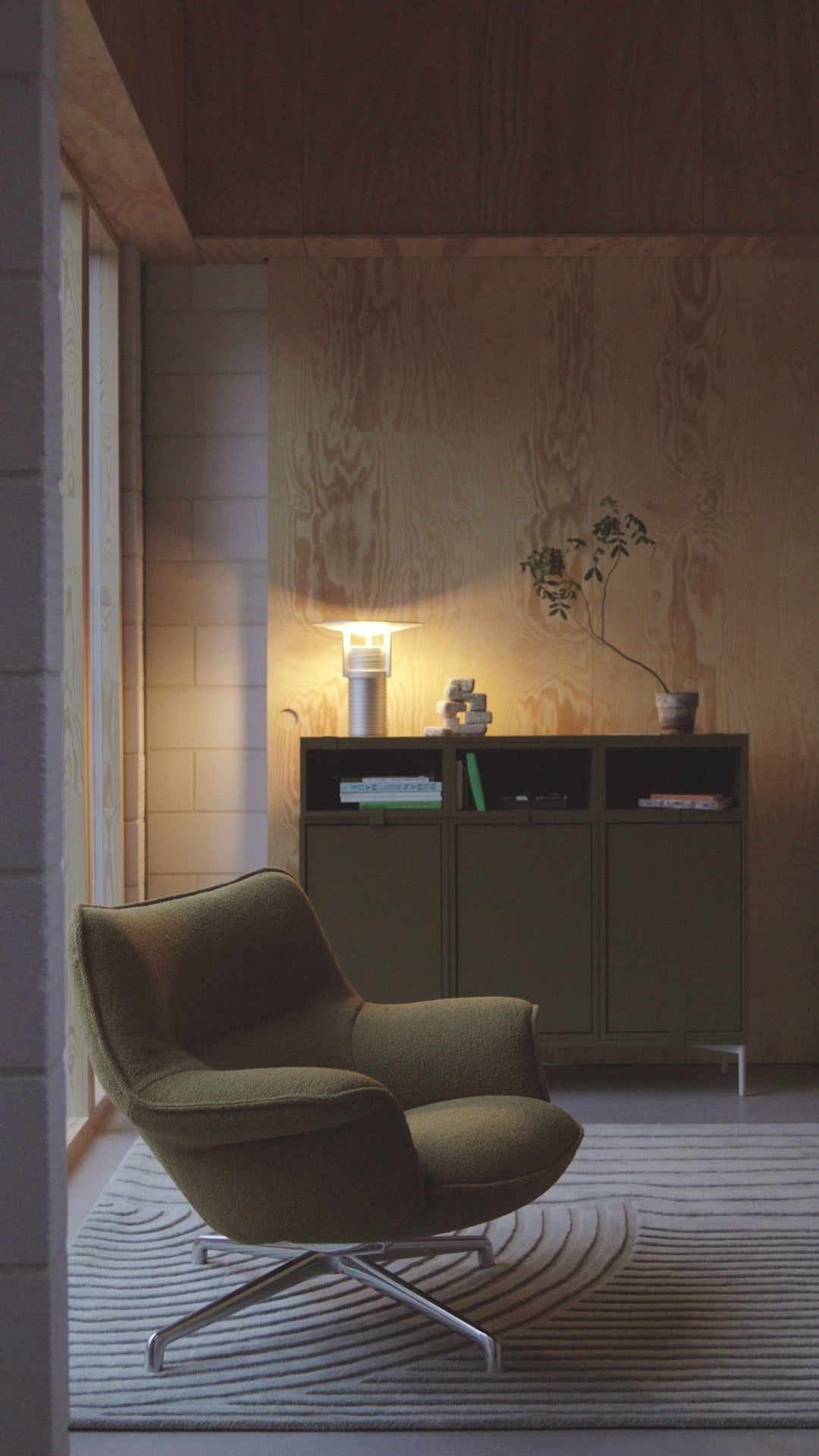 Otočný kreslo DOZE z koňakovej kože so strieborným podstavcom