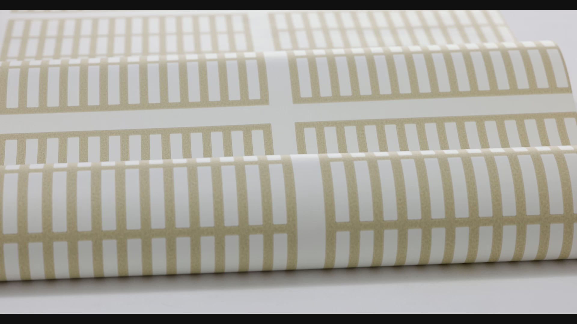 Tapeta s geometrickým vzorom ALVAR AALTO 14/6 béžová s bielou