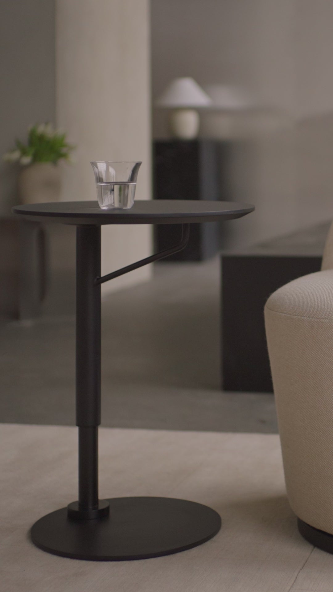 Regulovateľný bočný stolík BRANCH čierny