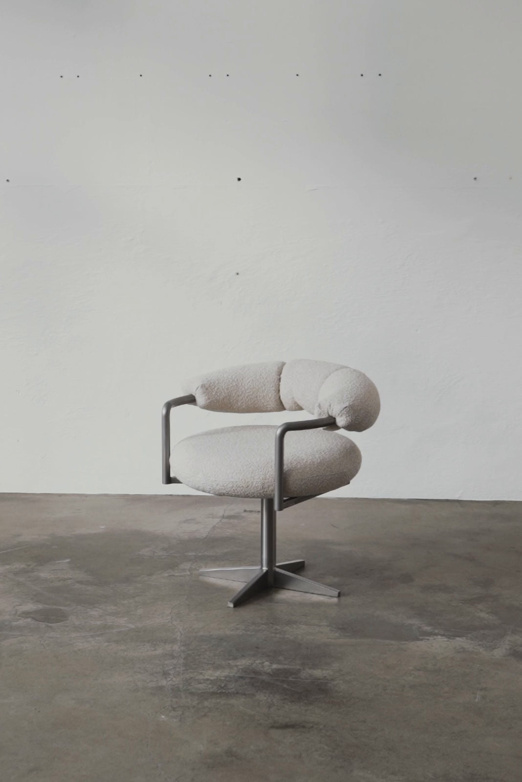 Otočné kreslo CROISSANT čalúnené