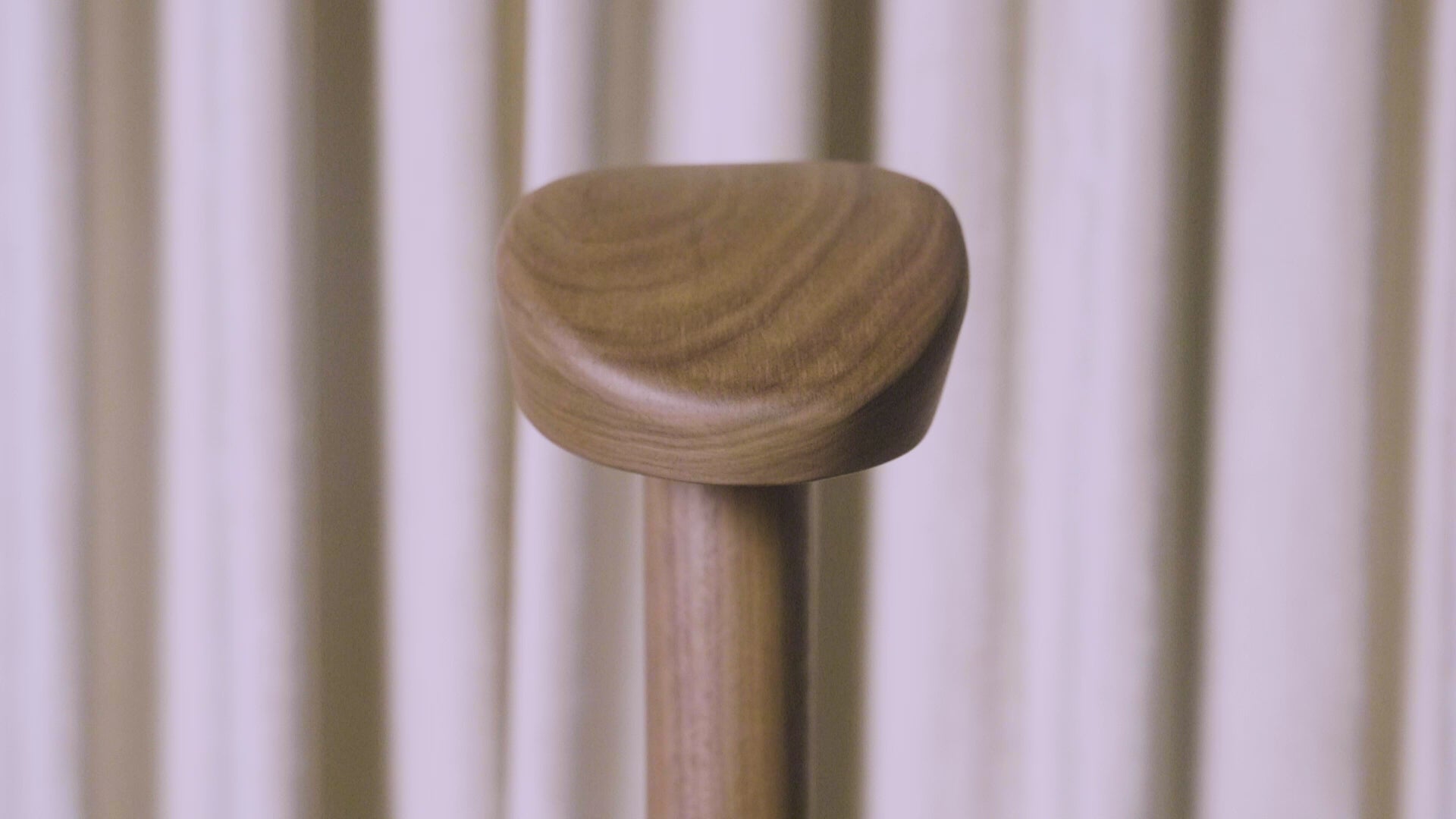 Vešiak GALAN M orechové drevo s hnedým mramorom a grafitovým povrchom